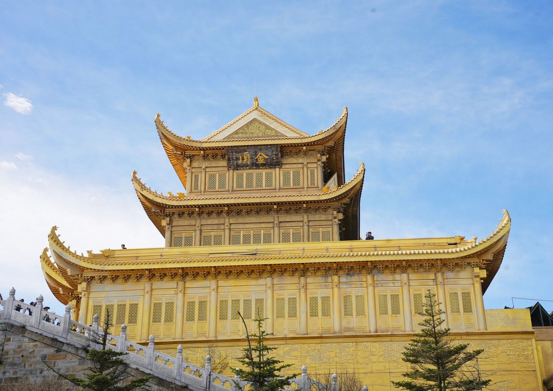 峨眉山金顶登山最省力攻略 因为带奶奶登山,考虑到老人腿脚不便,我们