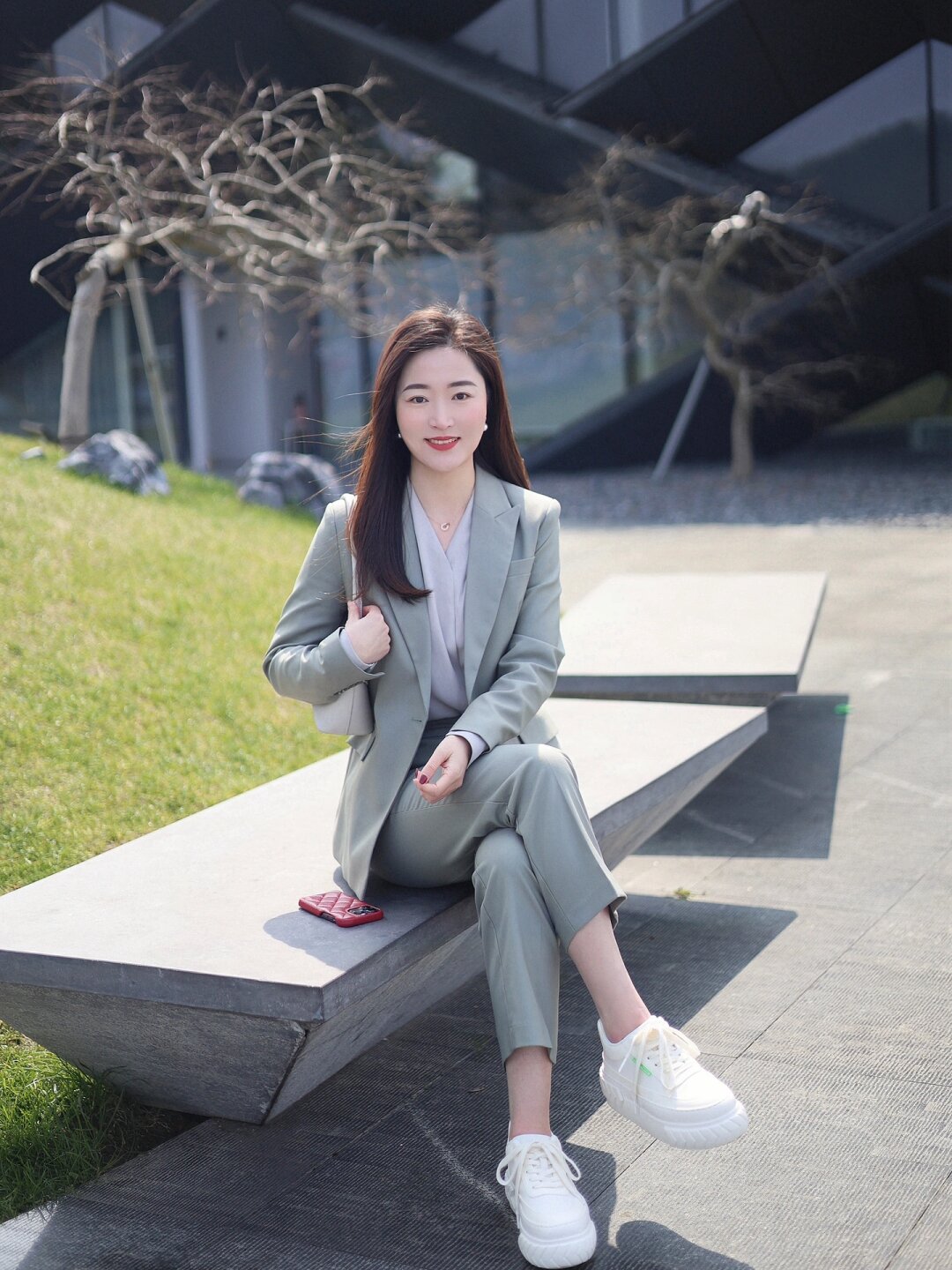 西装和小白鞋最配了 春天当然要和朋友游走在阳光里了