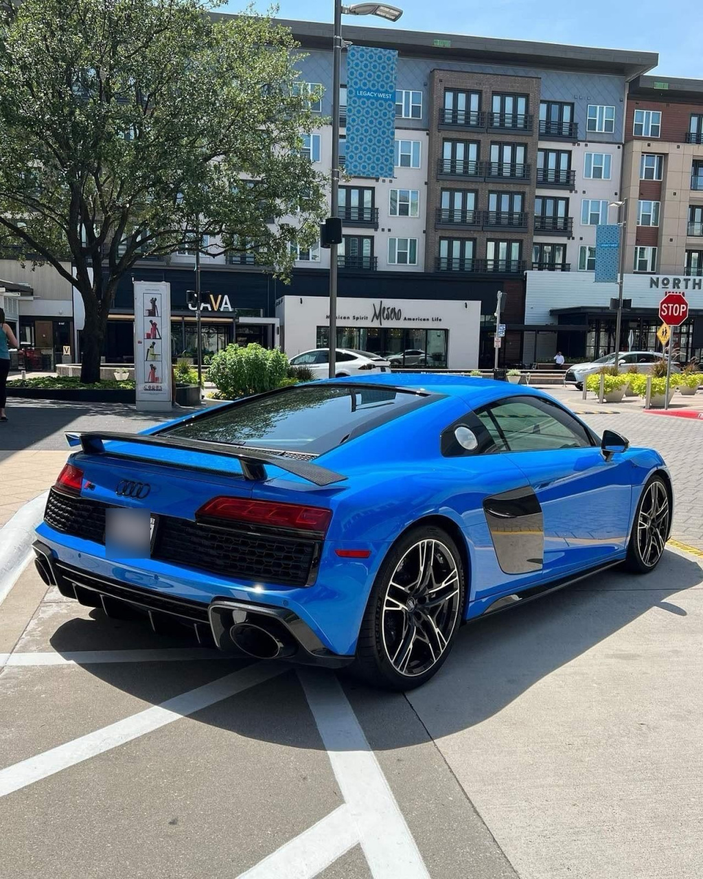 奥迪r8:是奥迪汽车旗下的一款两门两座硬顶跑车,搭载有中置四驱,v10