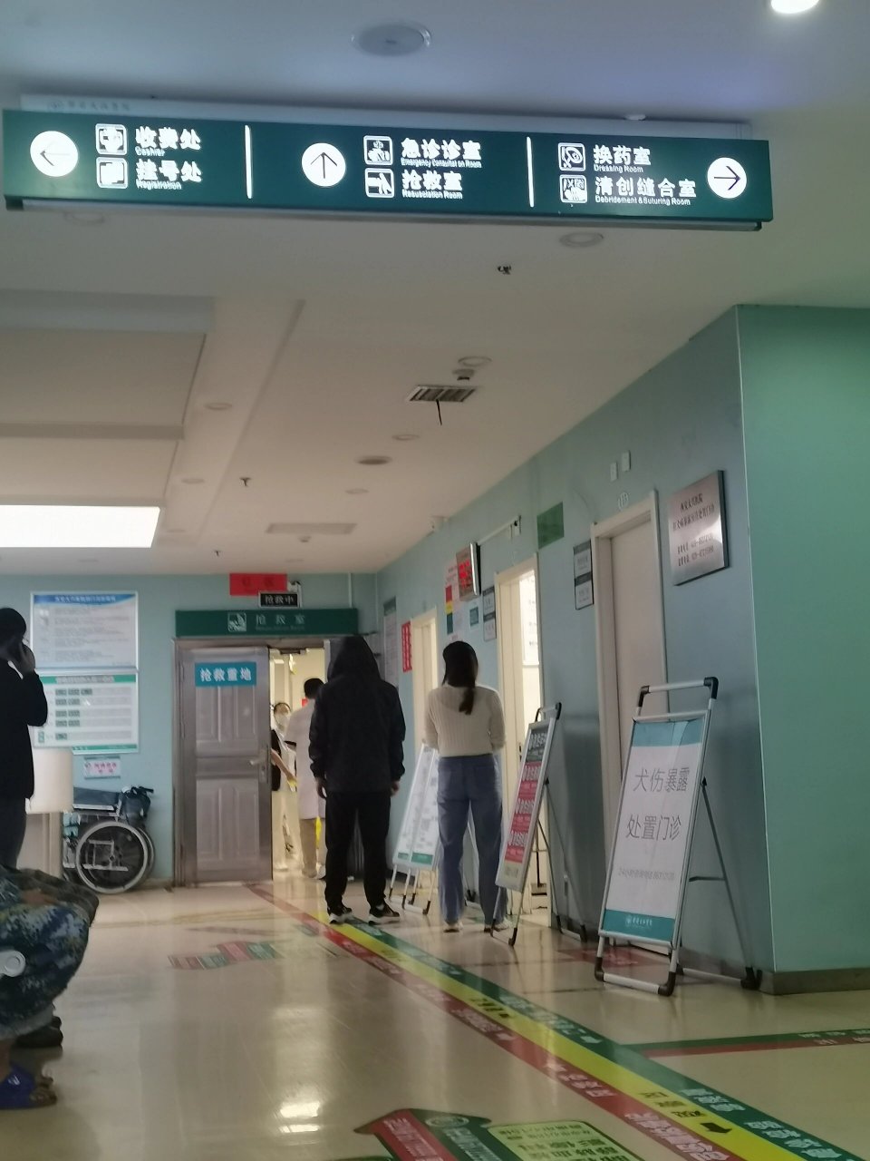 半夜十二点一个人上急诊 夜里十一点突然腹痛,就像是重度痛经一样难忍