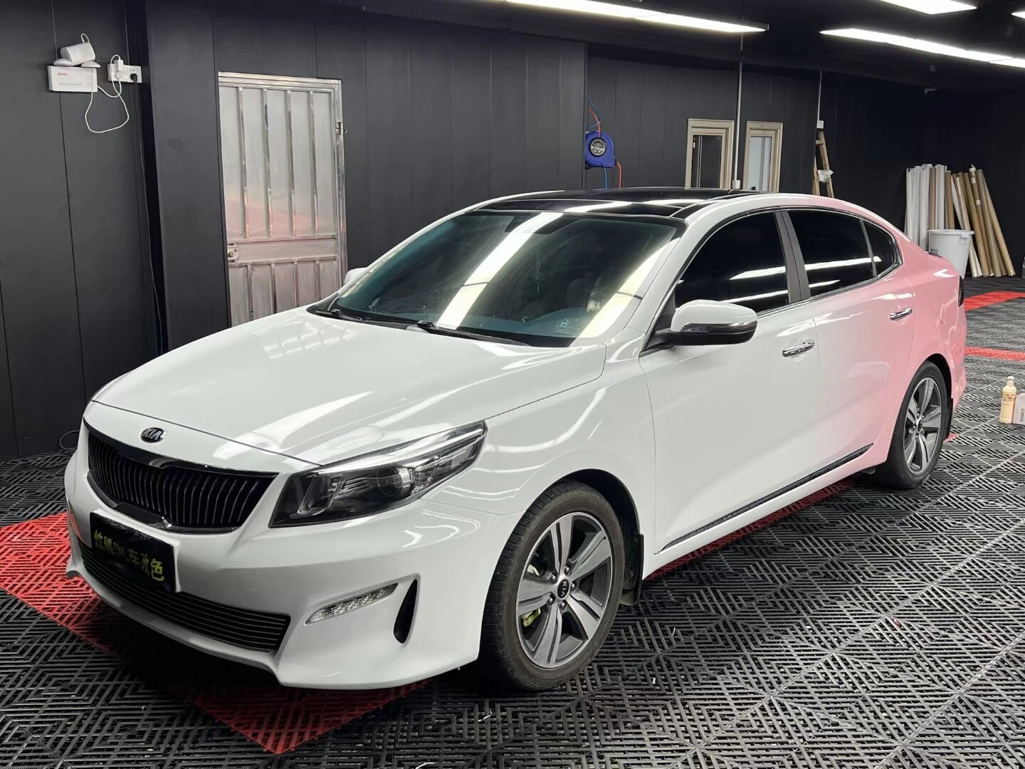 起亚k467汽车贴膜彩绘定制白粉渐变 彩绘定制 车型:起亚k4 67颜色