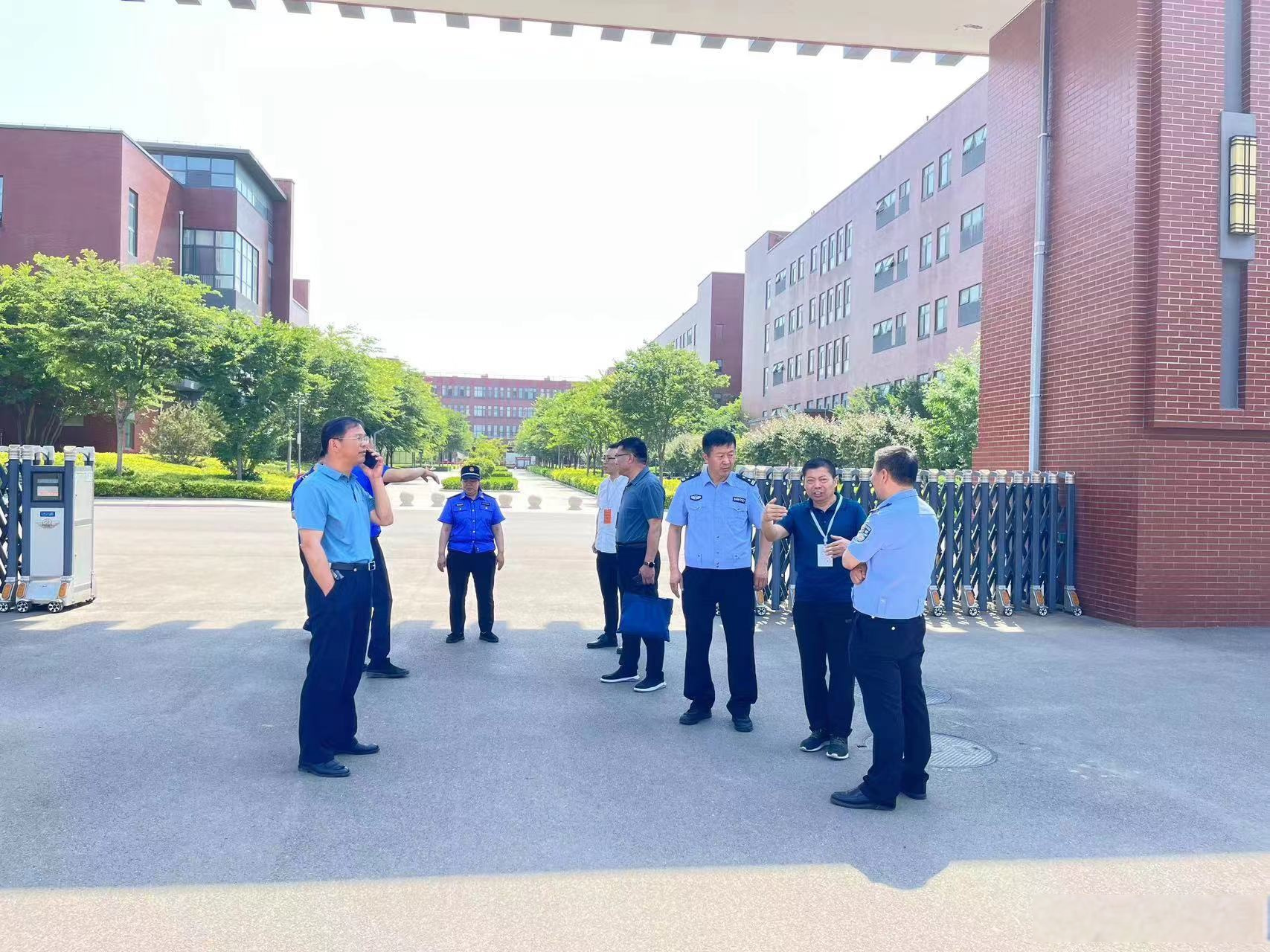 6月6日上午,坊子交警 深入辖区潍坊四中考场,在前期对考场门前及周边