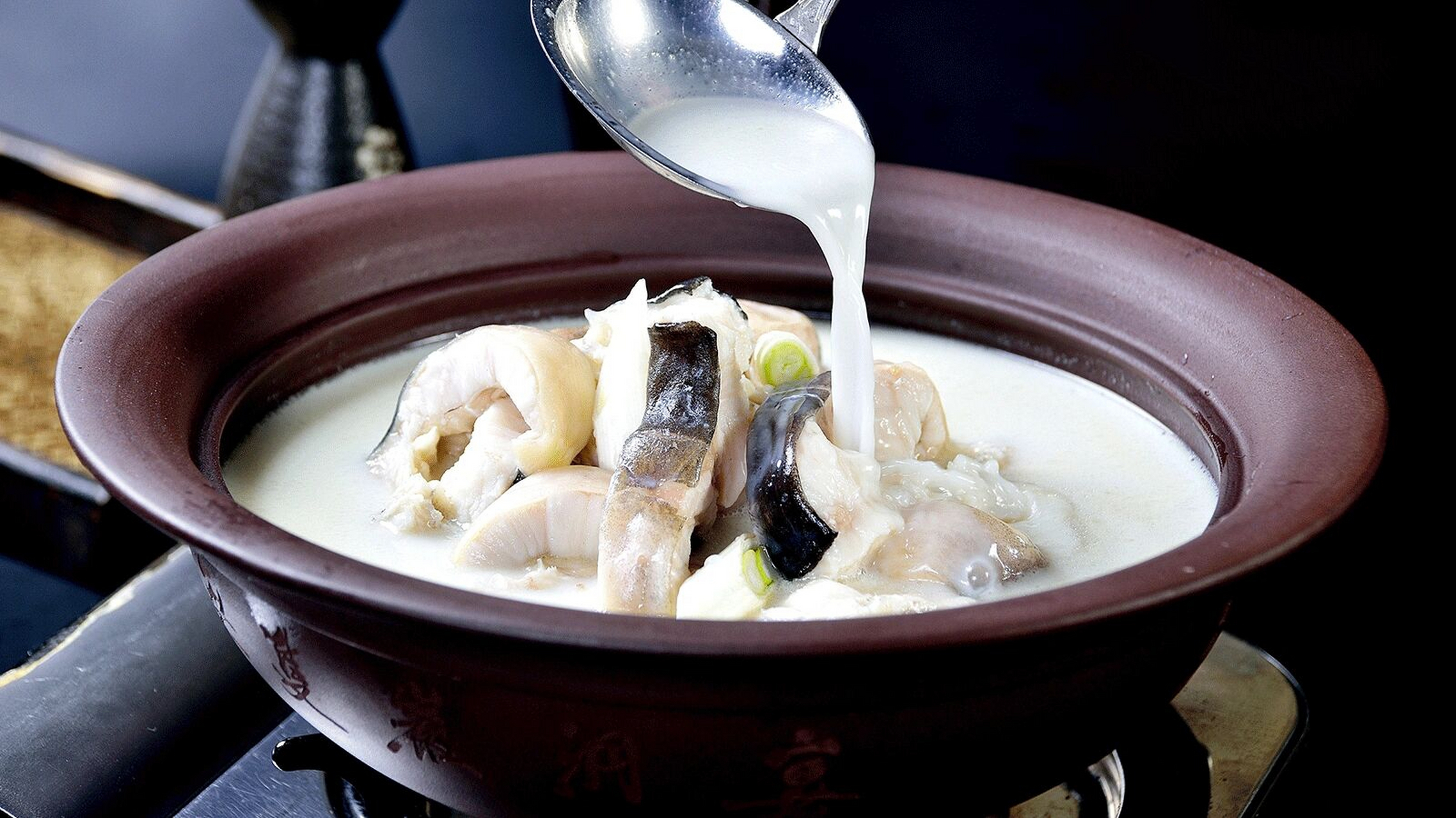 非遗美食——宜昌原味肥鱼 宜昌原味肥鱼烹饪起源于长江渔夫,成名于