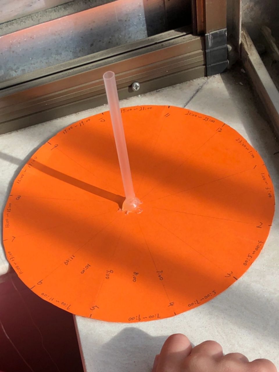 简易日晷制作 剪一个圆,分成12等份,标好12数字,数字6指向北方!