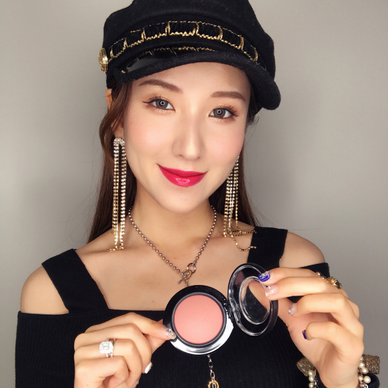 高光:beaming blush. 腮红:sweet enough. 口红棒棒糖:vernishly red.