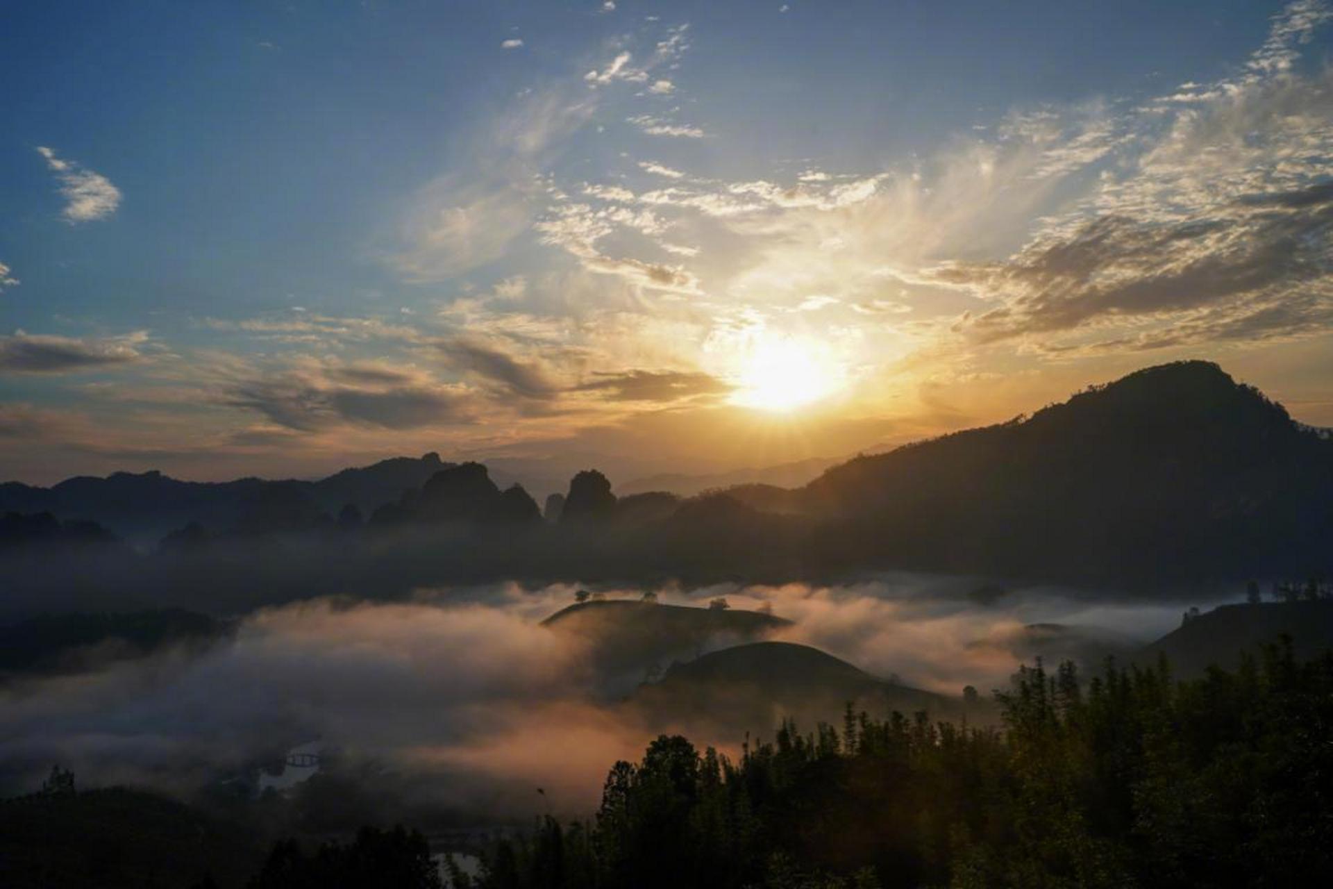 【#武夷山国家公园美如画#】当日清晨 ,福建省武夷山国家公园出现云海