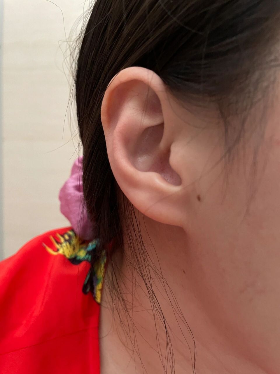 女人耳朵反骨贴脑图片