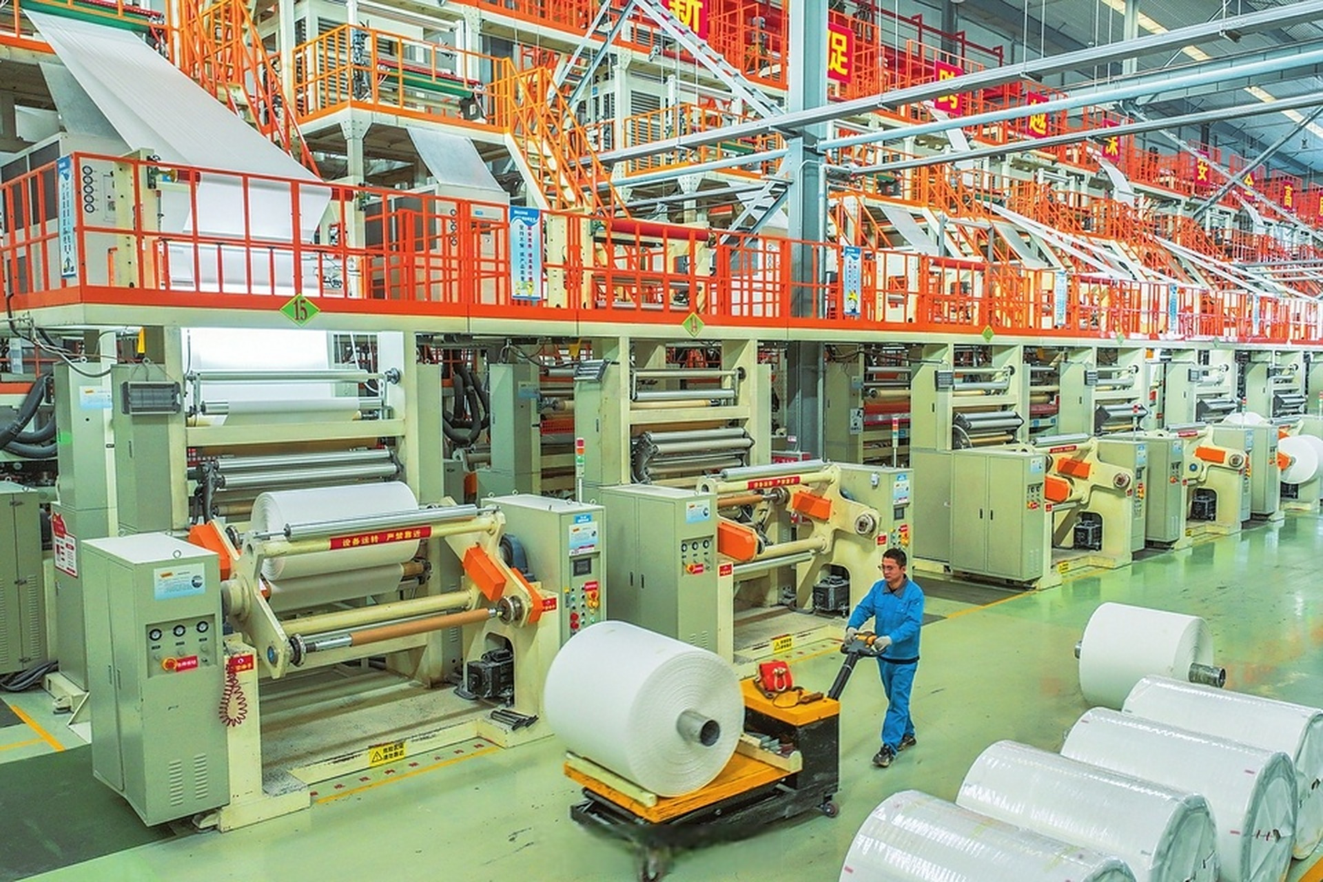 该公司注重科技创新,不断研发石头造纸新技术,新工艺和新产品,细分