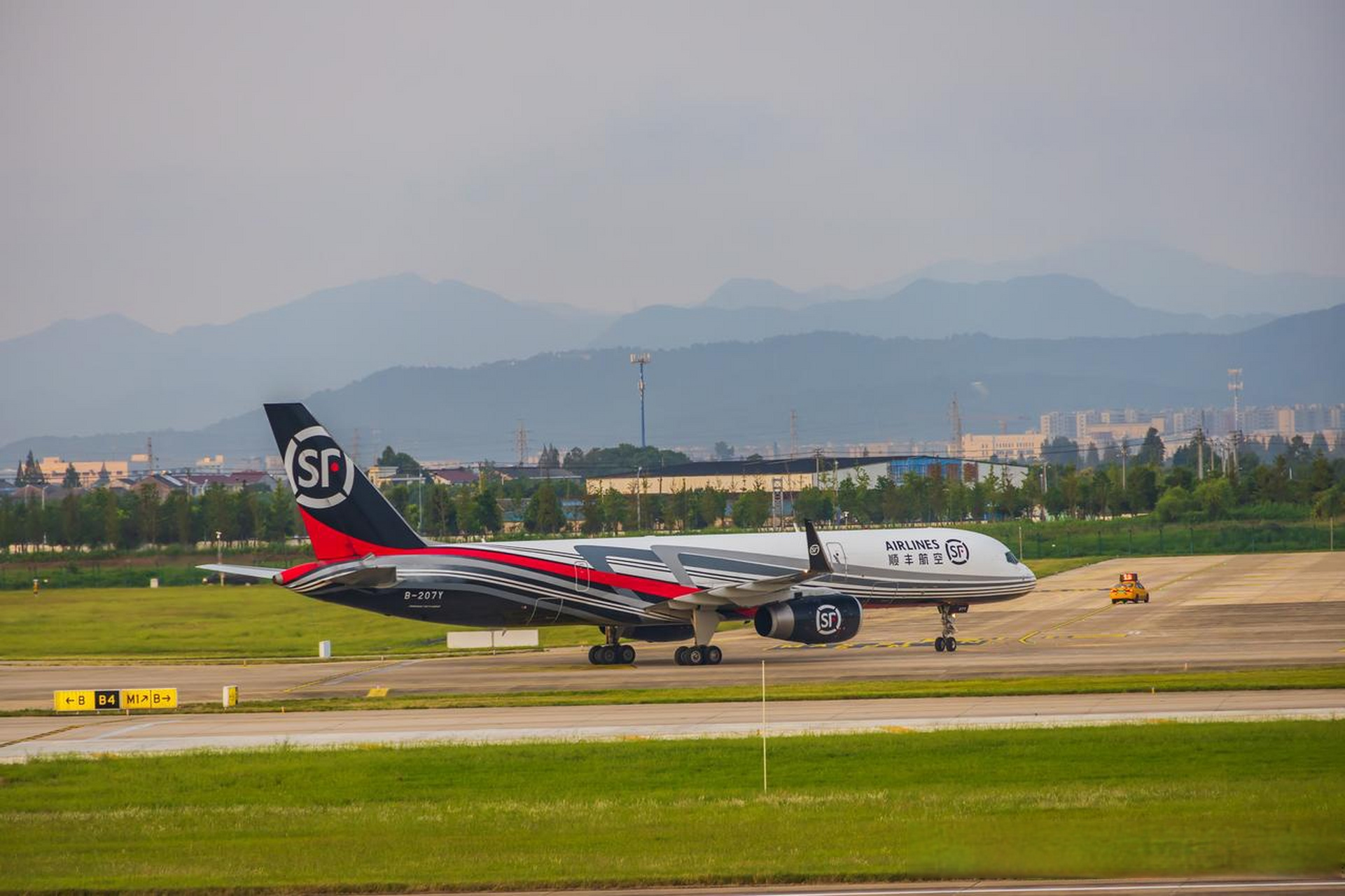 妙笔生花创作挑战 顺丰航空波音757-200,降落宁波栎社国际机场,滑行至