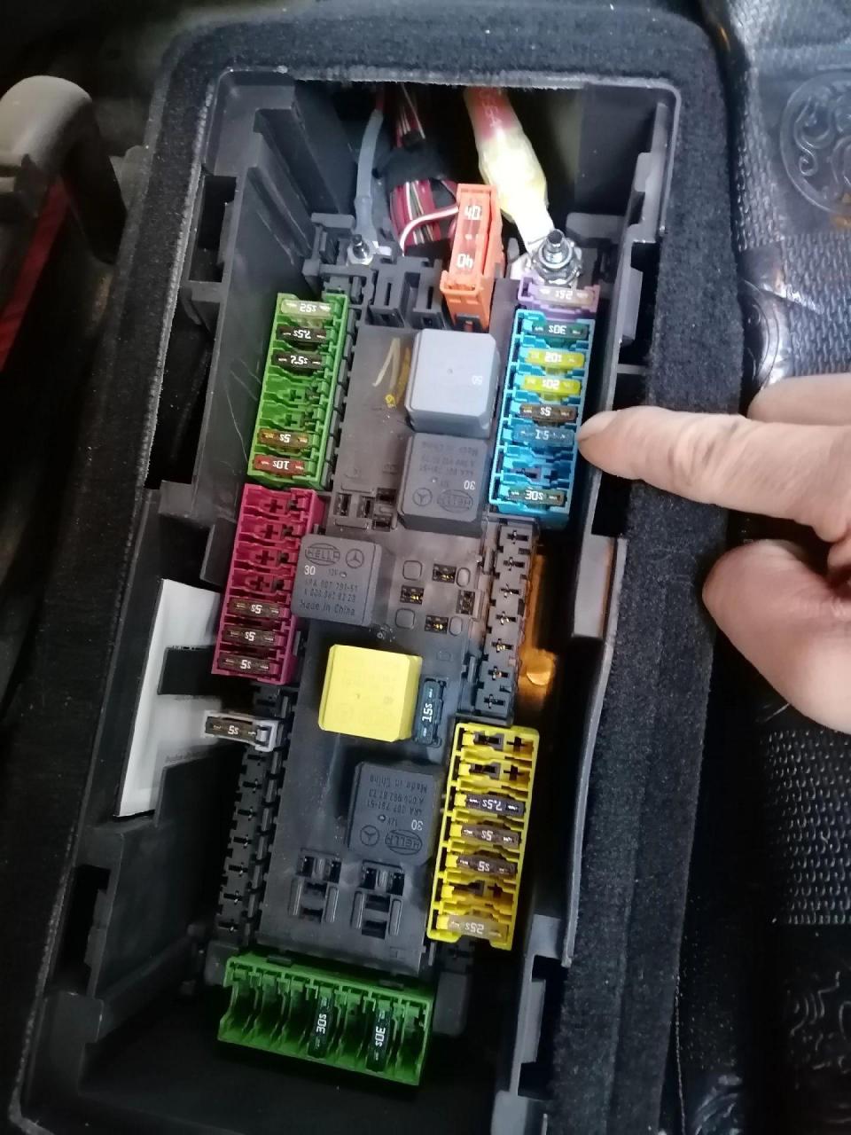 奔驰gls450点烟器保险丝位置就在后中排座椅底下,发出来方便同行寻找
