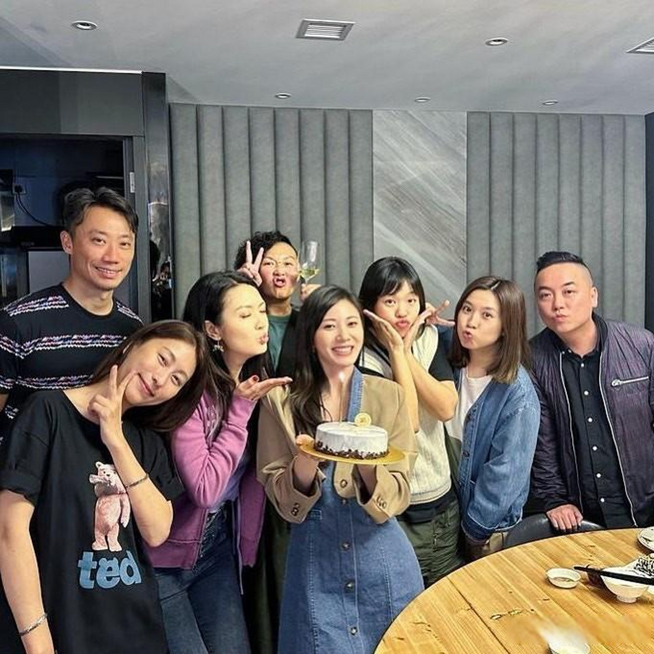 陈庭欣偕10亿男友帮朱晨丽庆35岁生日,恩爱合体行动证感情不变!