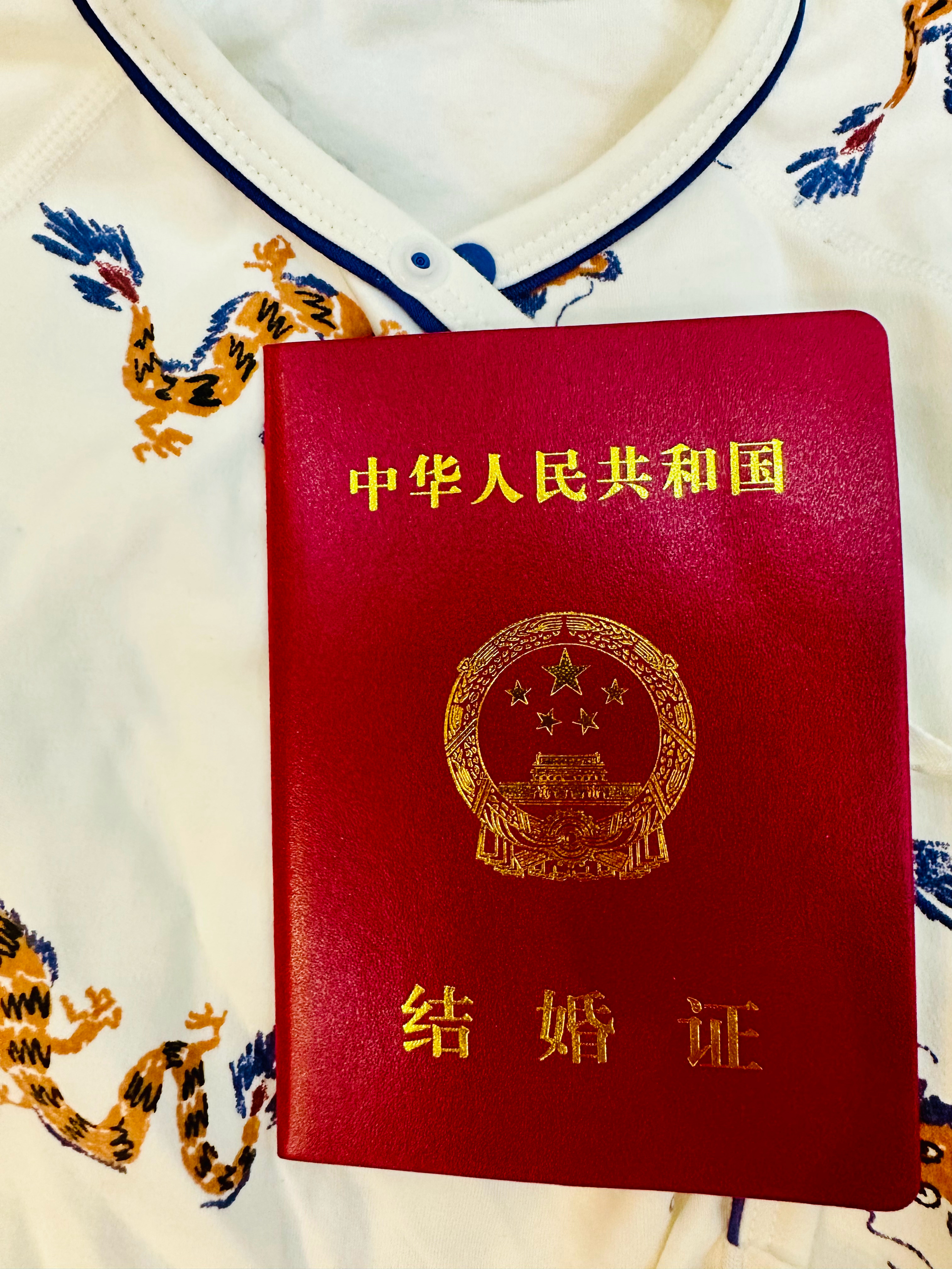 我们看到了未来 他来到我们的身边 我们捧出给他的