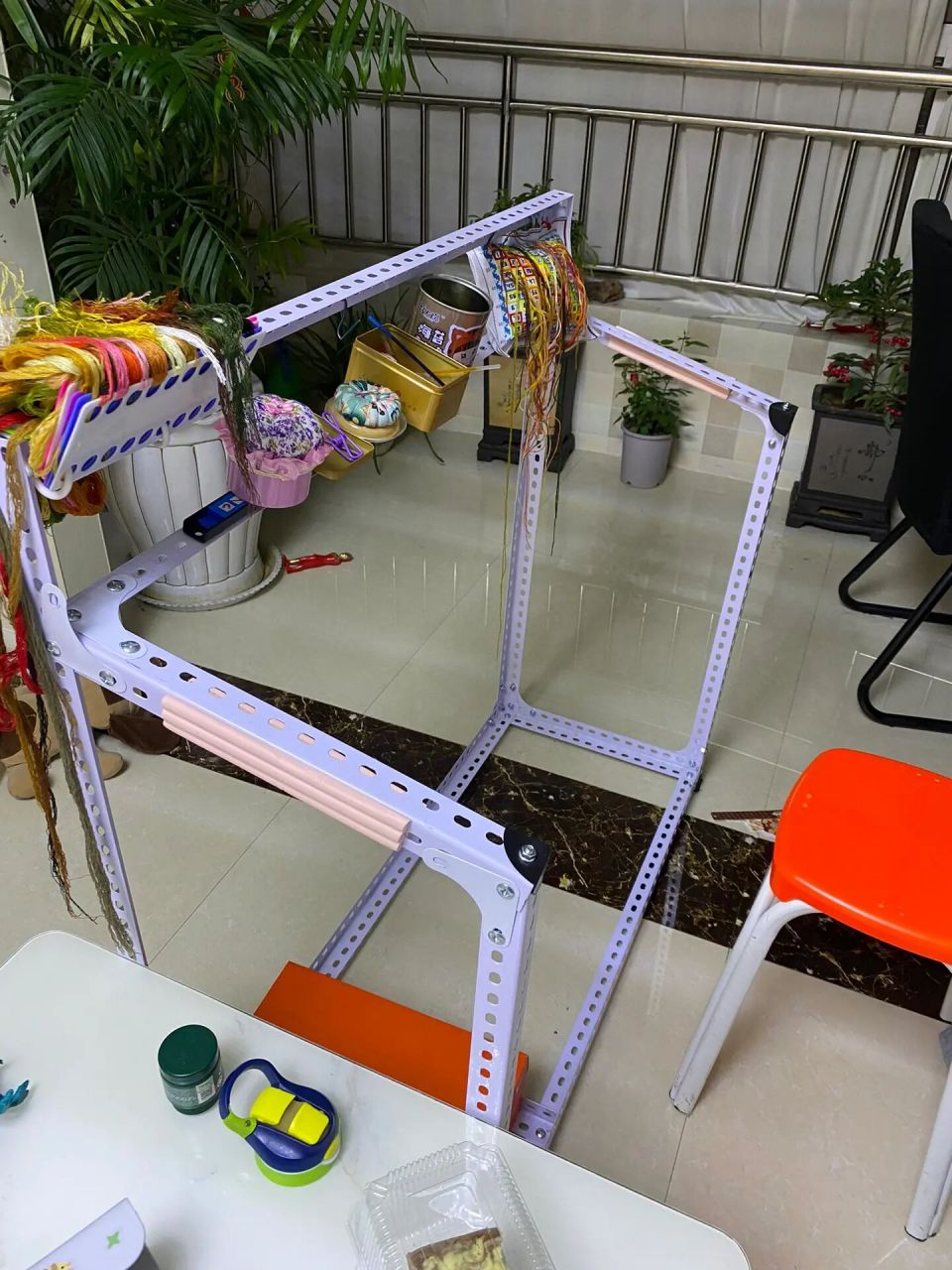 自制绣架详细细节 我在实体店买的货架三角铁,几块钱一米给切割.