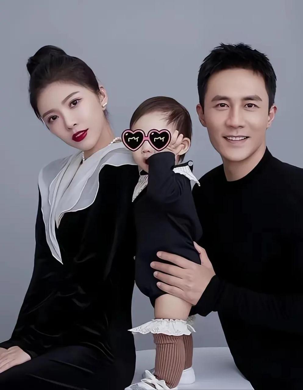 杜淳好幸福!妻子漂亮身材好,女儿可爱! 小丫头叼花的样子好萌好萌!