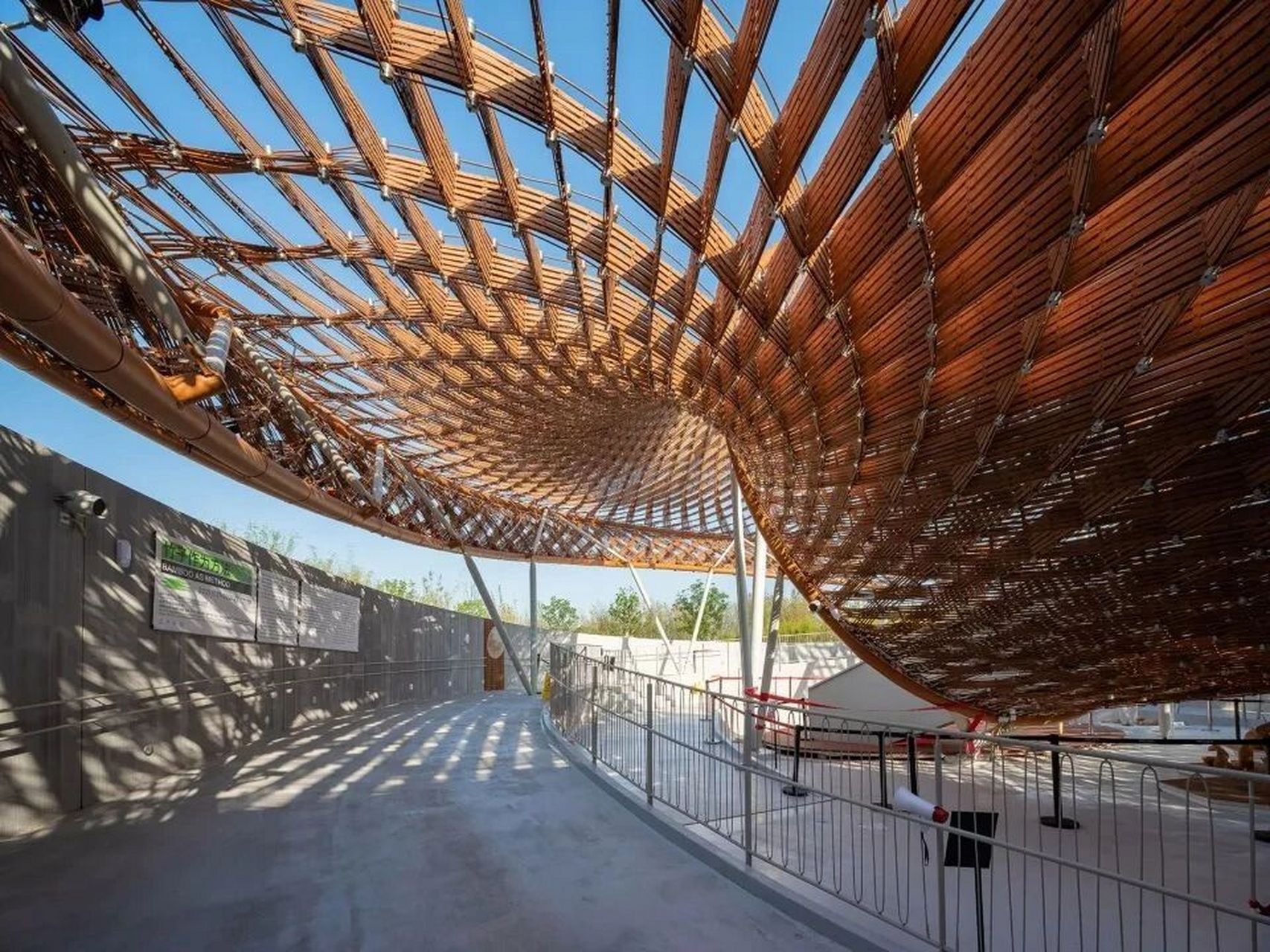 "以竹代木 以竹代钢"(材料01) "竹钢"是一种高性能竹基纤维复合材料,