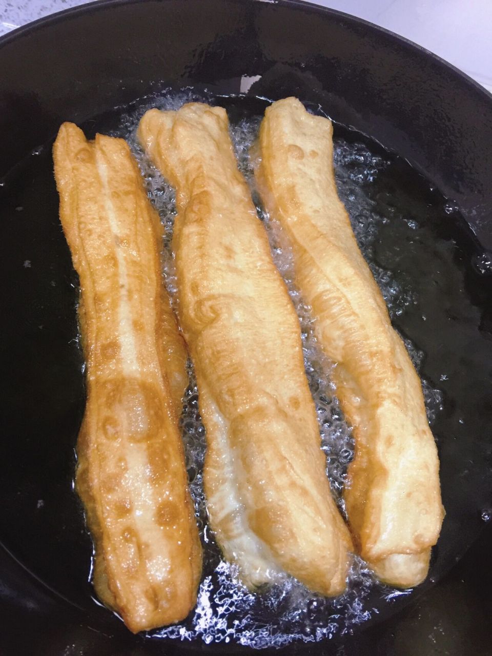 今天我是用安琪油条膨松剂做的油条,没用安琪酵母发面,我是按照崭个
