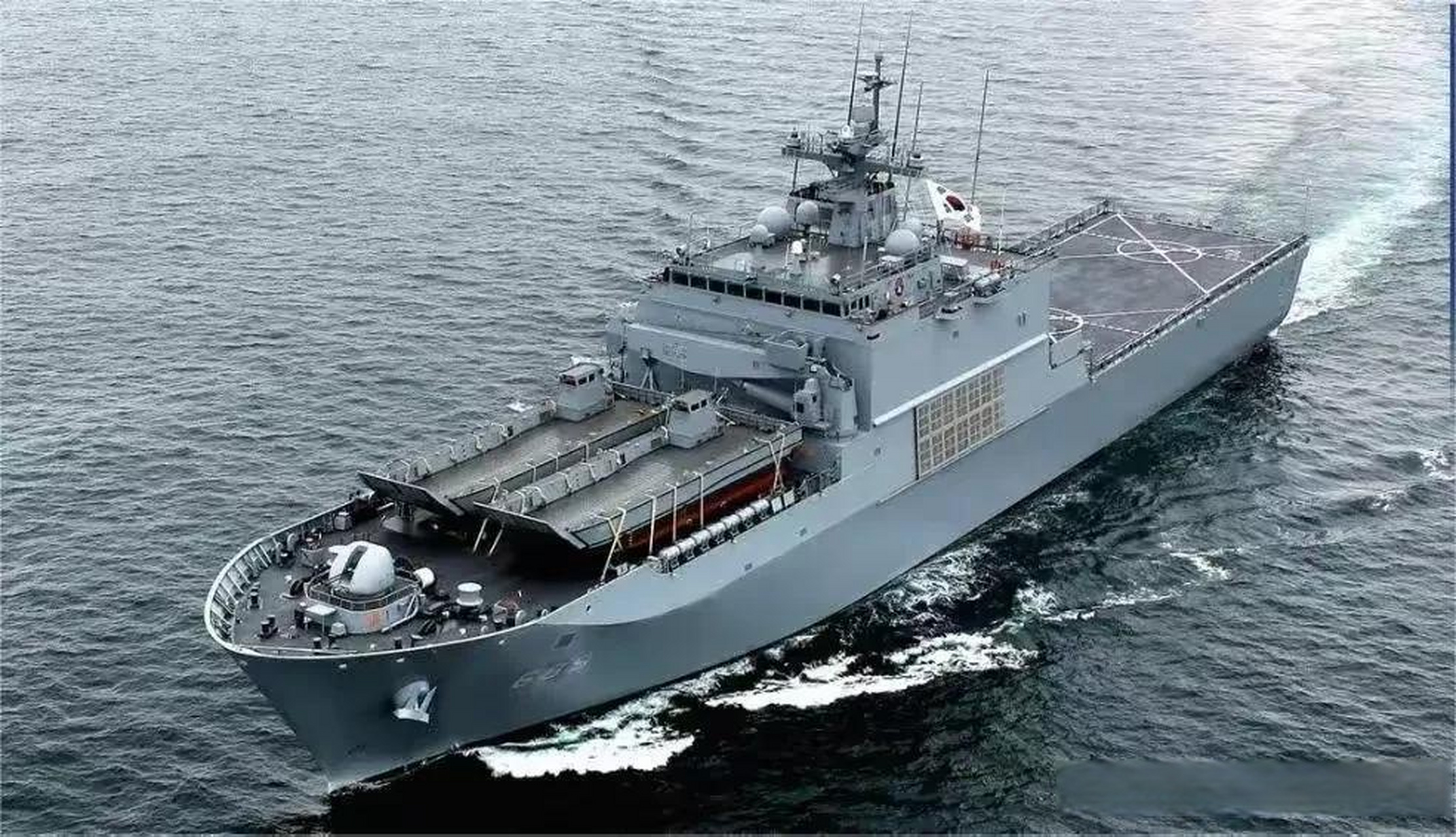 天王峰级两栖登陆舰是韩国自主研发的第二代两栖战舰,是由韩国现代