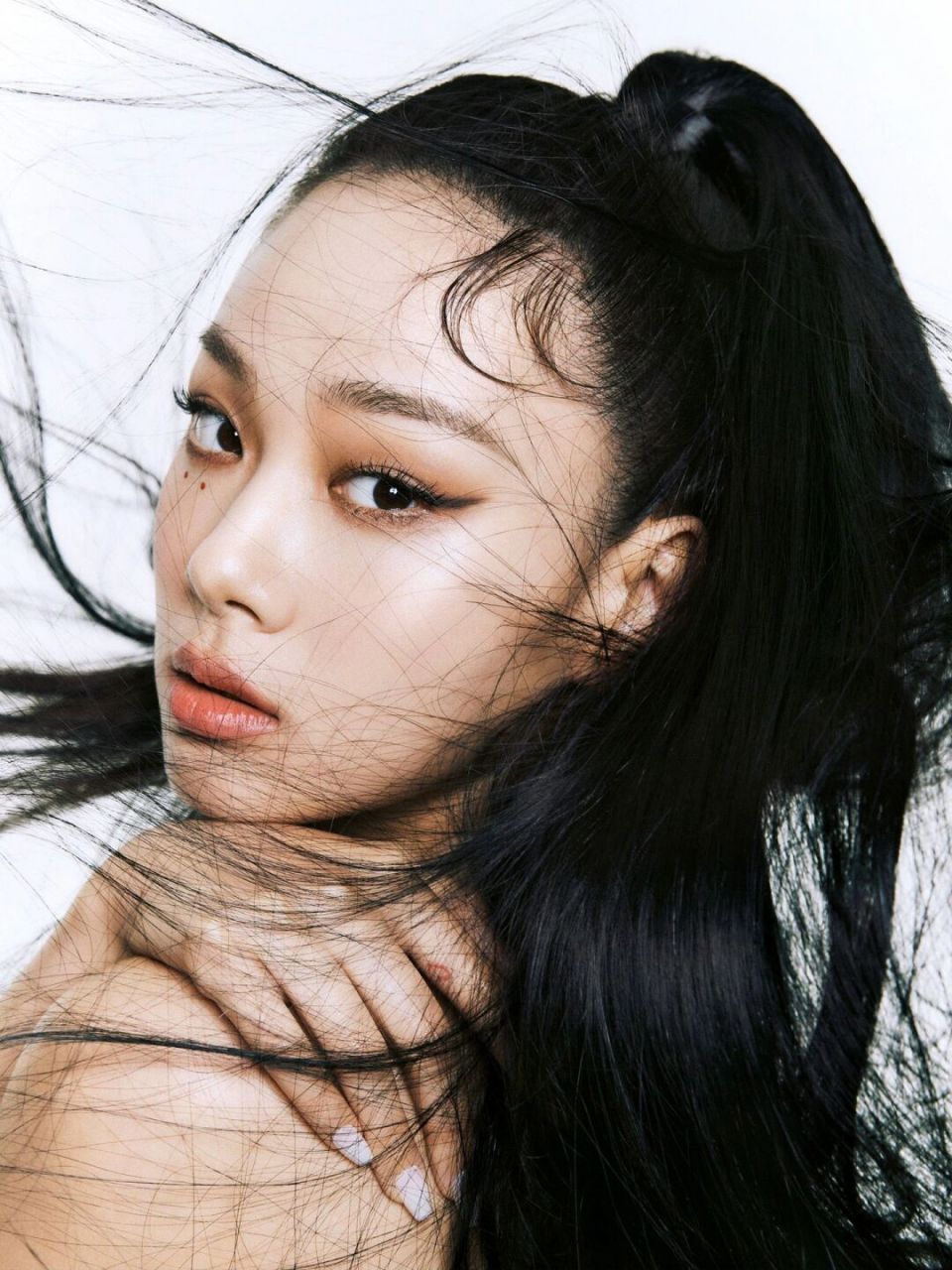 93年仅23岁就已登上cochealla舞台的bibi是来自韩国的创作女歌手,11