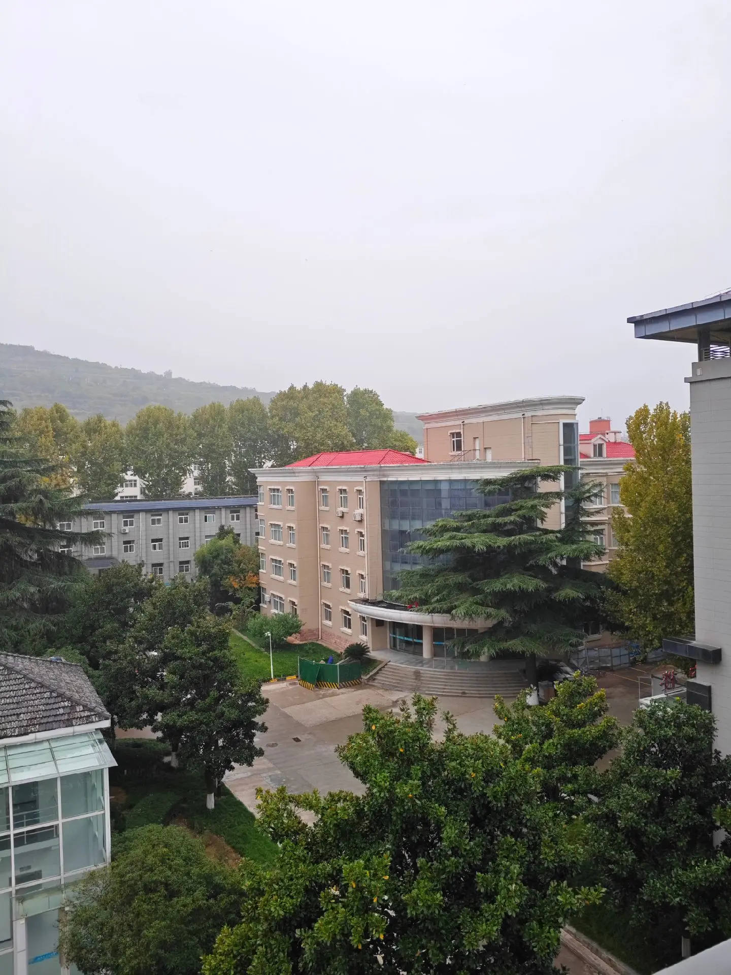 辛苦了一天,终于下班了,虽然满身的疲惫,但依然微笑