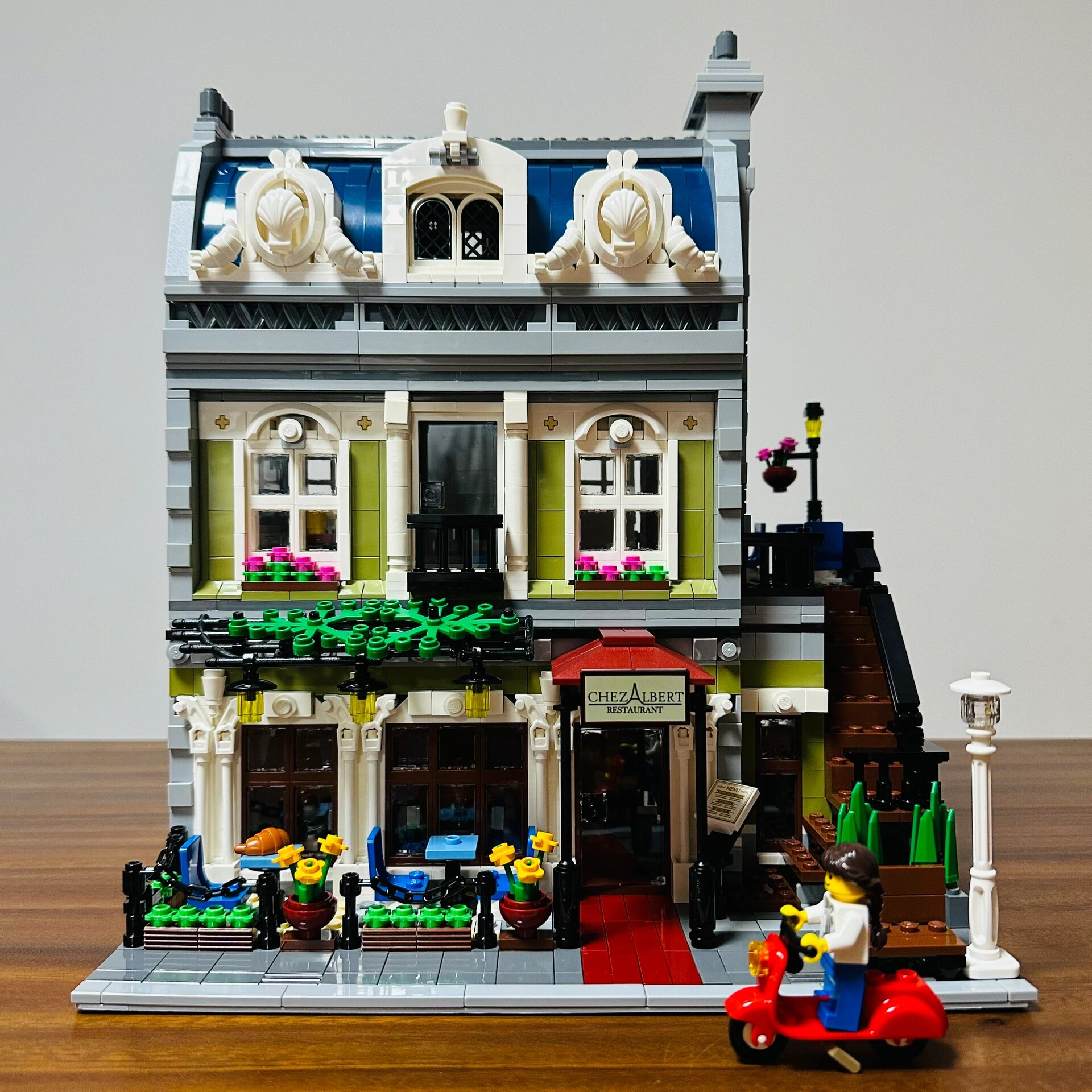 乐高10243巴黎餐厅 小镇的第10幢建筑,乐高10243巴黎餐厅竣工.