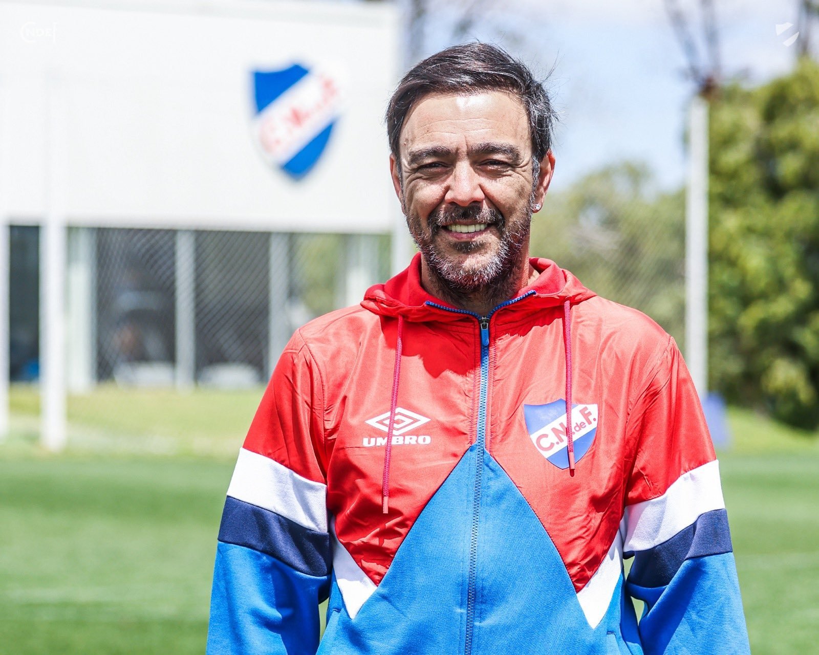 雷科巴下课了  自执教37场比赛以来,取得21胜8平8负的成绩 乌拉圭球迷