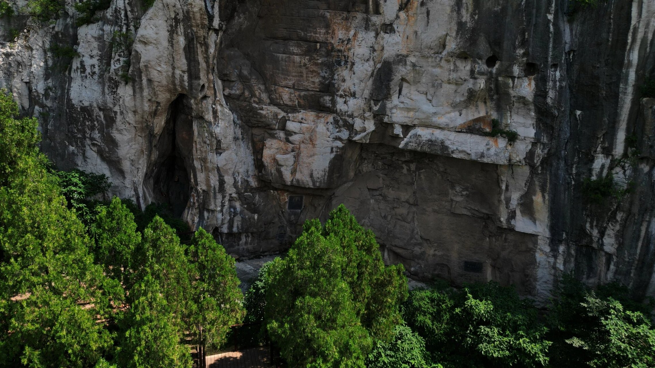 黄石崖佛教摩崖石刻造像群 在济南千佛山之南,佛慧山之西,有一座海拔