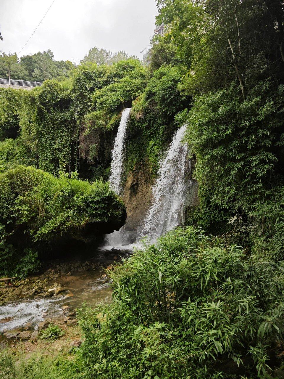 滴水岩瀑布图片