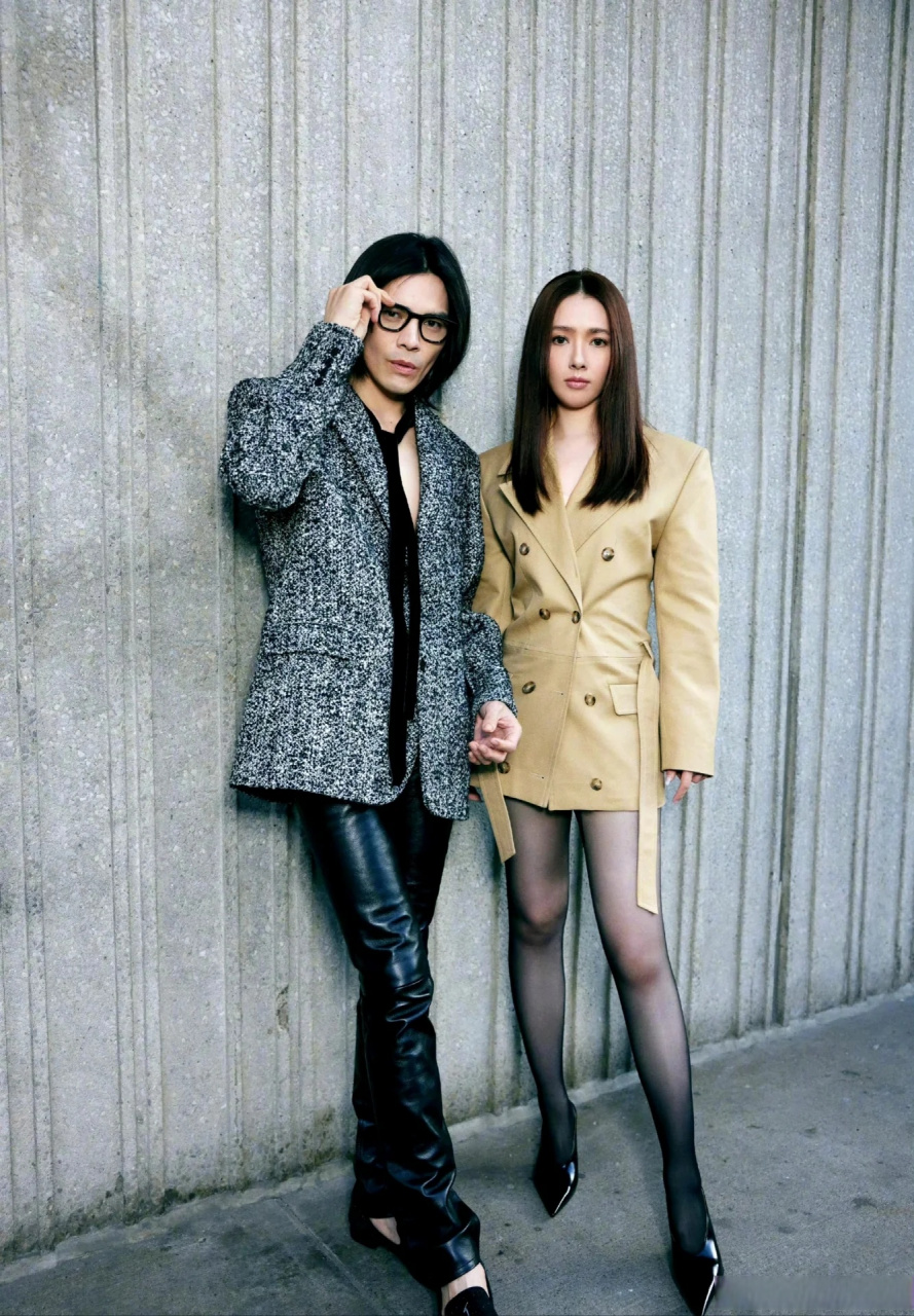 向佐12厘米高木头鞋好夸张!老婆郭碧婷黑丝性感美艳!