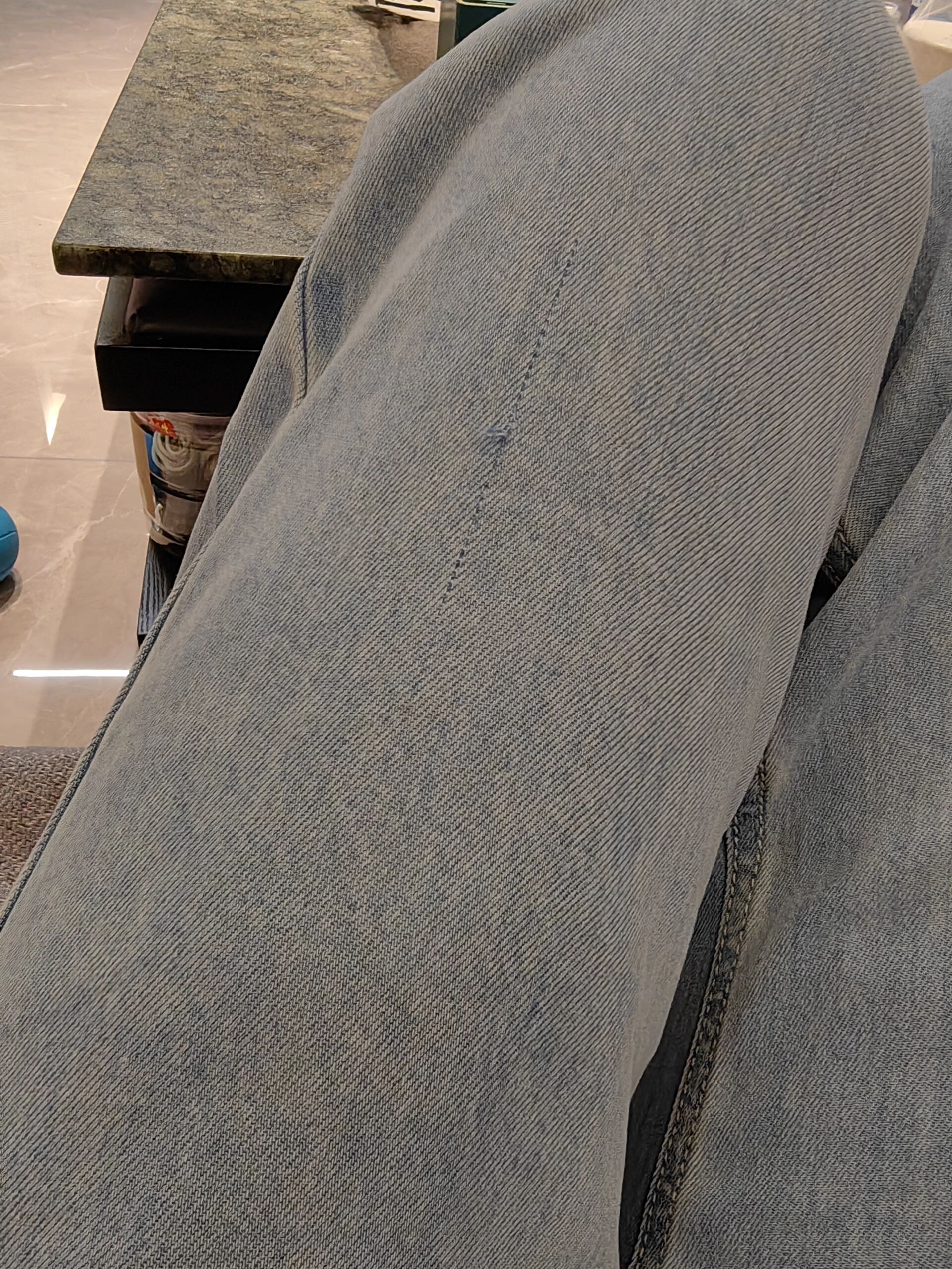 裤发现勾丝了,好像是家里的狗狗搞的,最重要的是这条裤子花了快700块