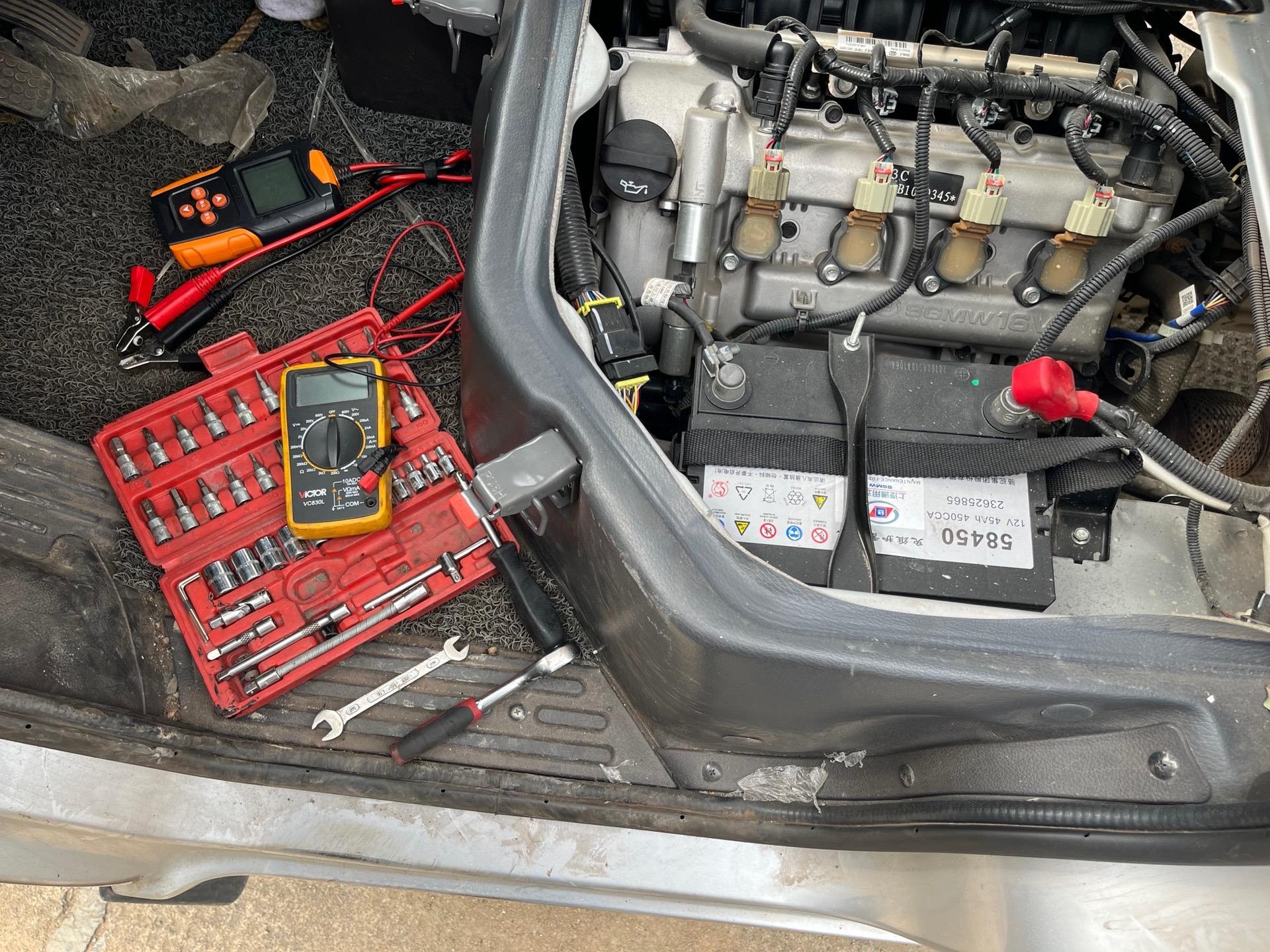 五菱小货车电瓶更换一个完成 这种国六的车电瓶坏了仪表发动机灯也要