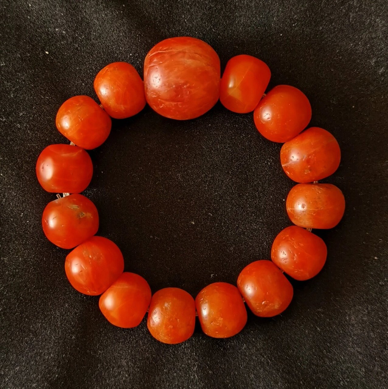 《老甘南红玛瑙珠子》 喜欢老甘南红玛瑙珠子,它细腻,沉稳,象征着吉祥