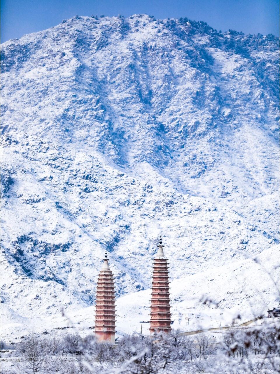 银川贺兰山雪景图片