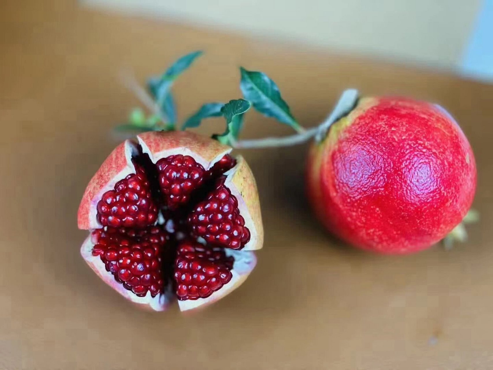 以色列黑籽软籽酸石榴 古话说得好: 八月过半,石榴当饭, 可以喝的