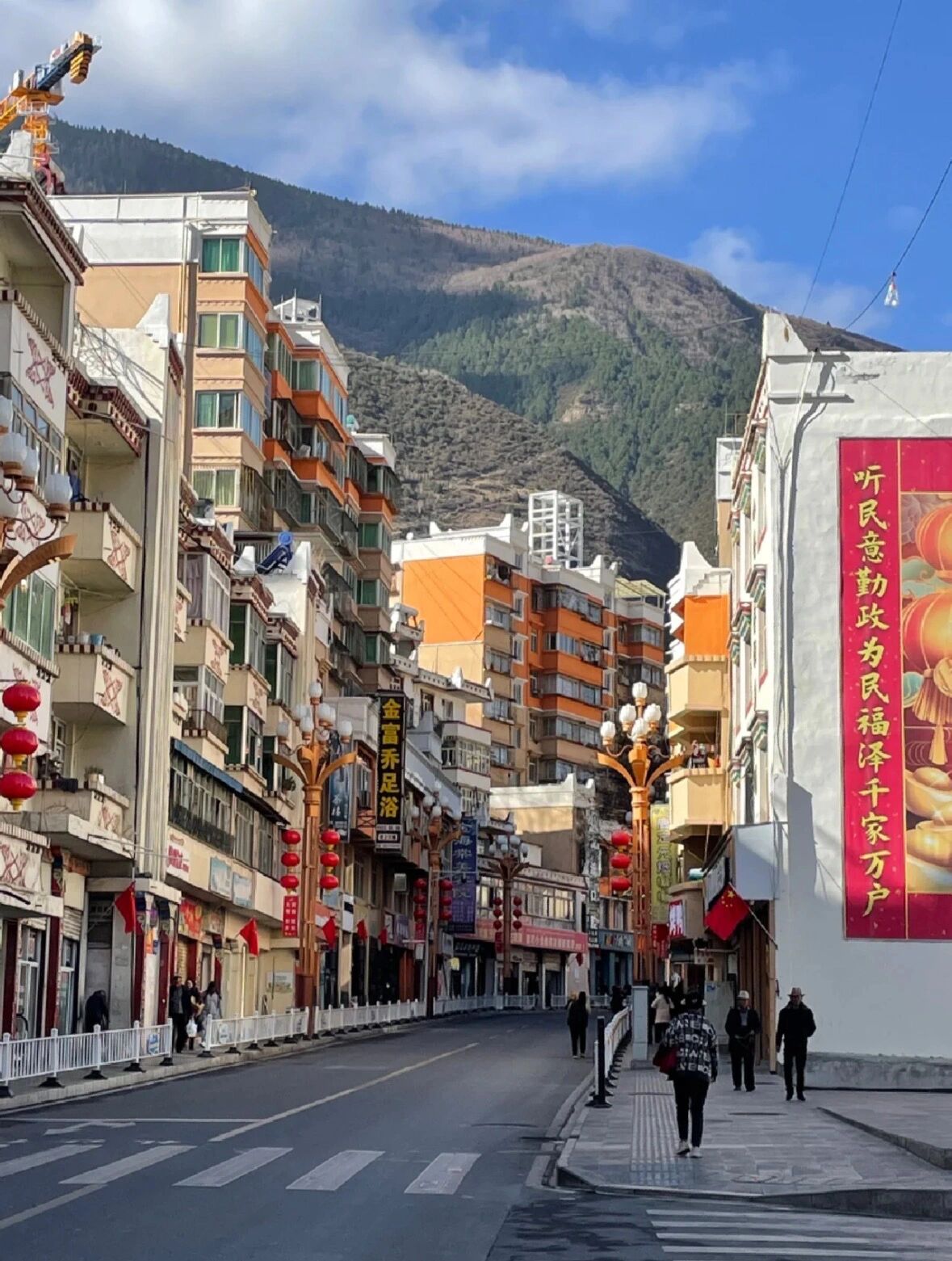 夹金山位于 小金县东南与著名的四姑娘山风景区毗邻海拔4124米