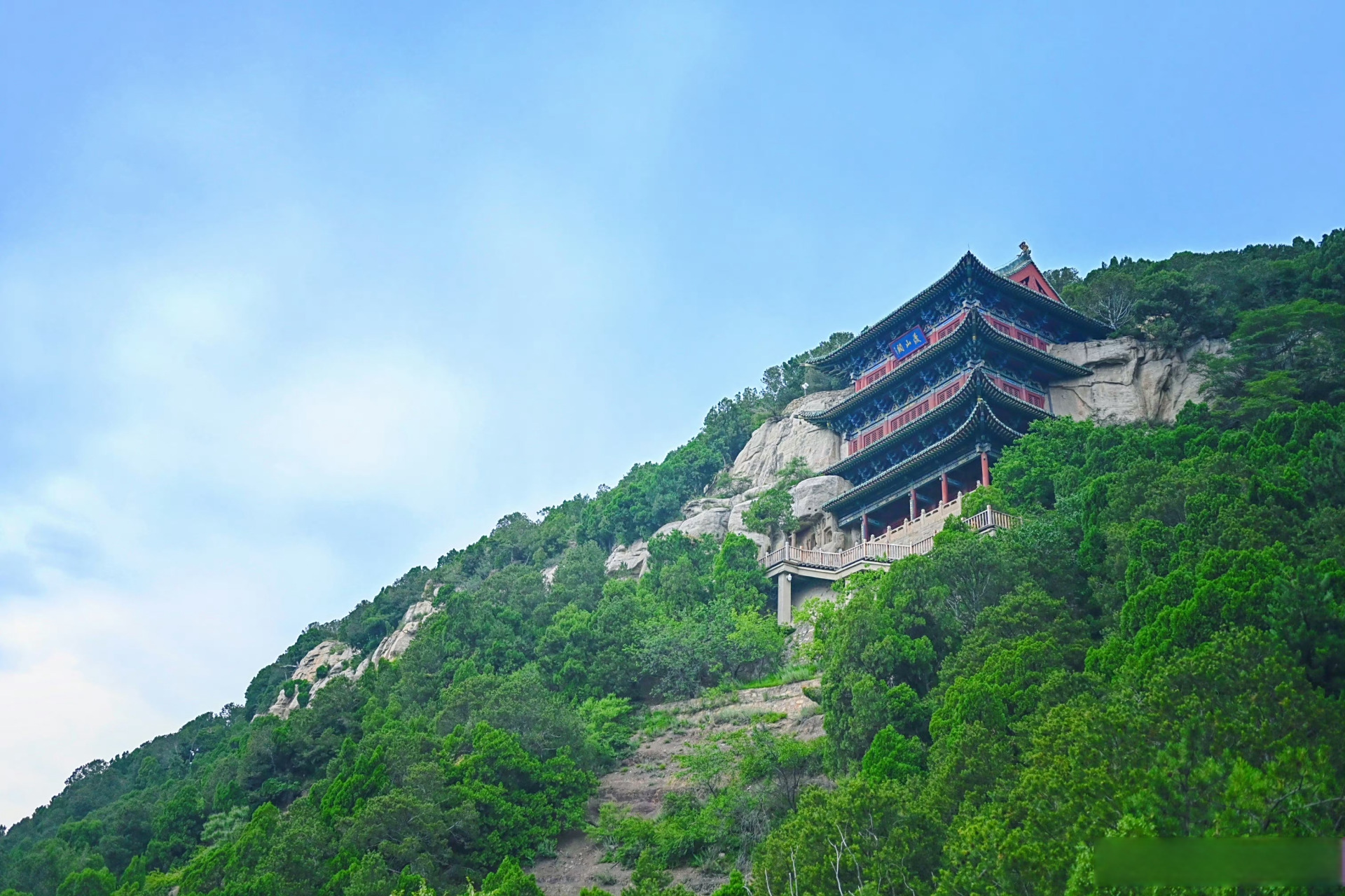 这里海拔1700米,位于太原市西南36公里,风景如画,空气清新,松柏成荫