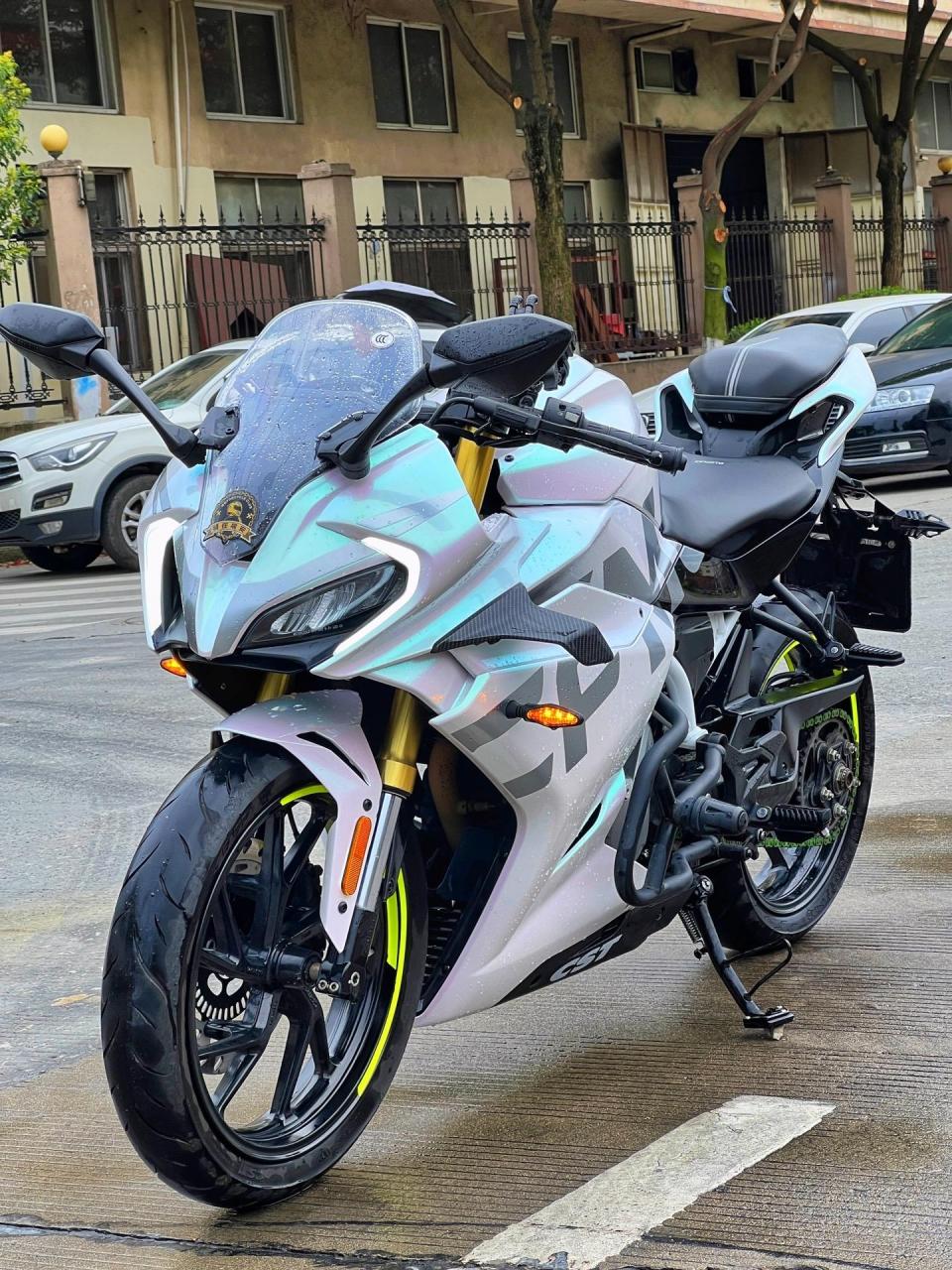 春风250sr摩托车跑车  my22版本 安全行驶8500公里准新车一台 小姐姐