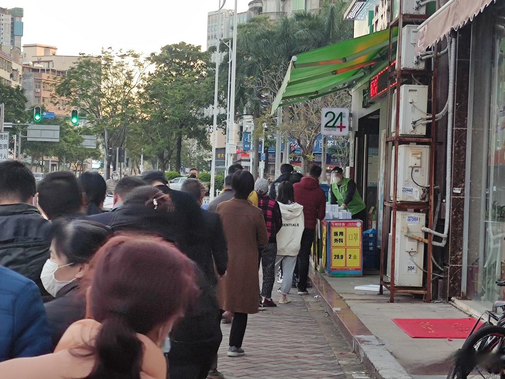 座標:廣東惠州 事由:河南岸某一藥店免費發佈洛芬,現場排長龍領取.