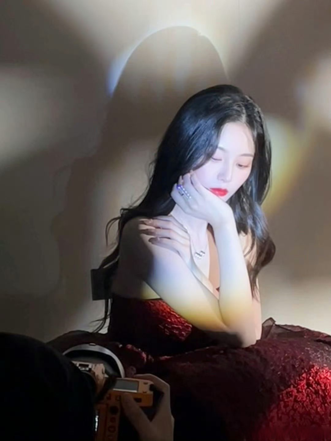 徐艺洋超话徐艺洋红裙徐艺洋今日抹胸红裙,就是明艳红玫瑰呀徐艺洋