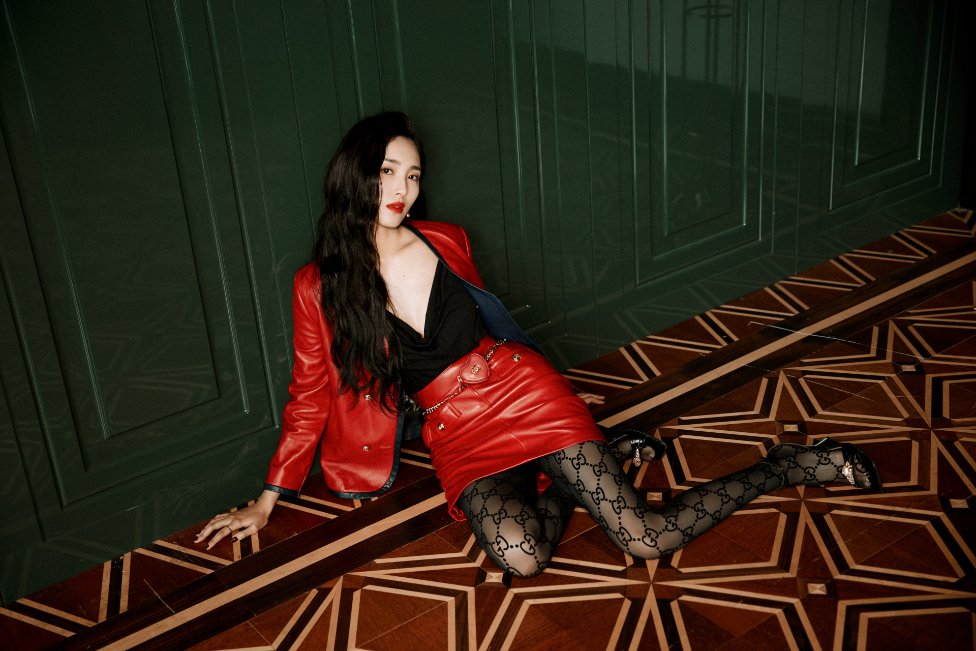 王紫璇今日gucci活动造型,皮裙黑丝一字带,太诱人了