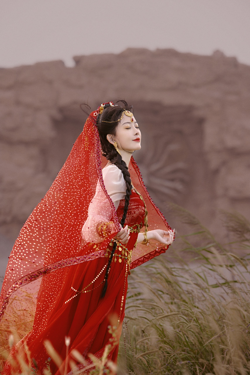 盘子女人坊#  【在逃西域公主——梵心】 鲜艳如火的红裙,是大漠中