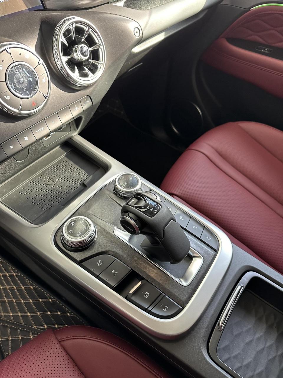 坦克300红色内饰也太适合女生了吧.