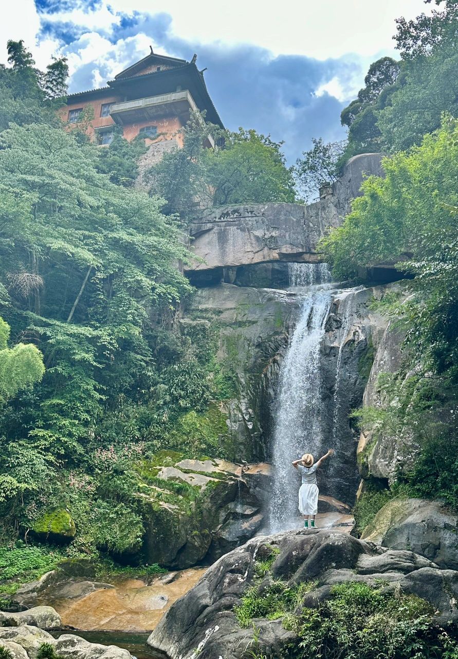 石梁飞瀑老年人友好的隐藏入口 精神天台山人隔了三个月又来了,分享带