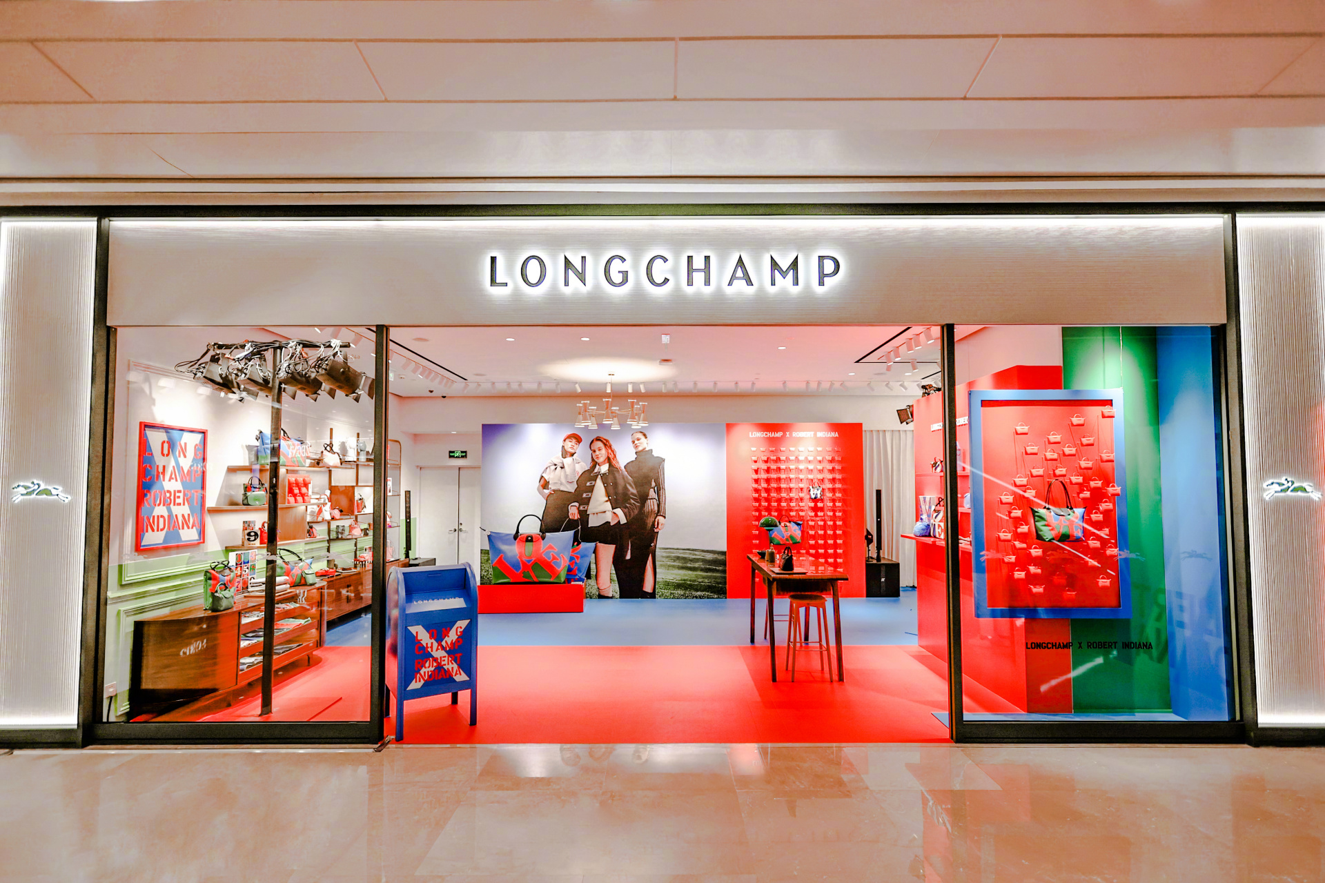 love传递爱 "为主题,于成都ifs精品店举办longchamp x robert indiana