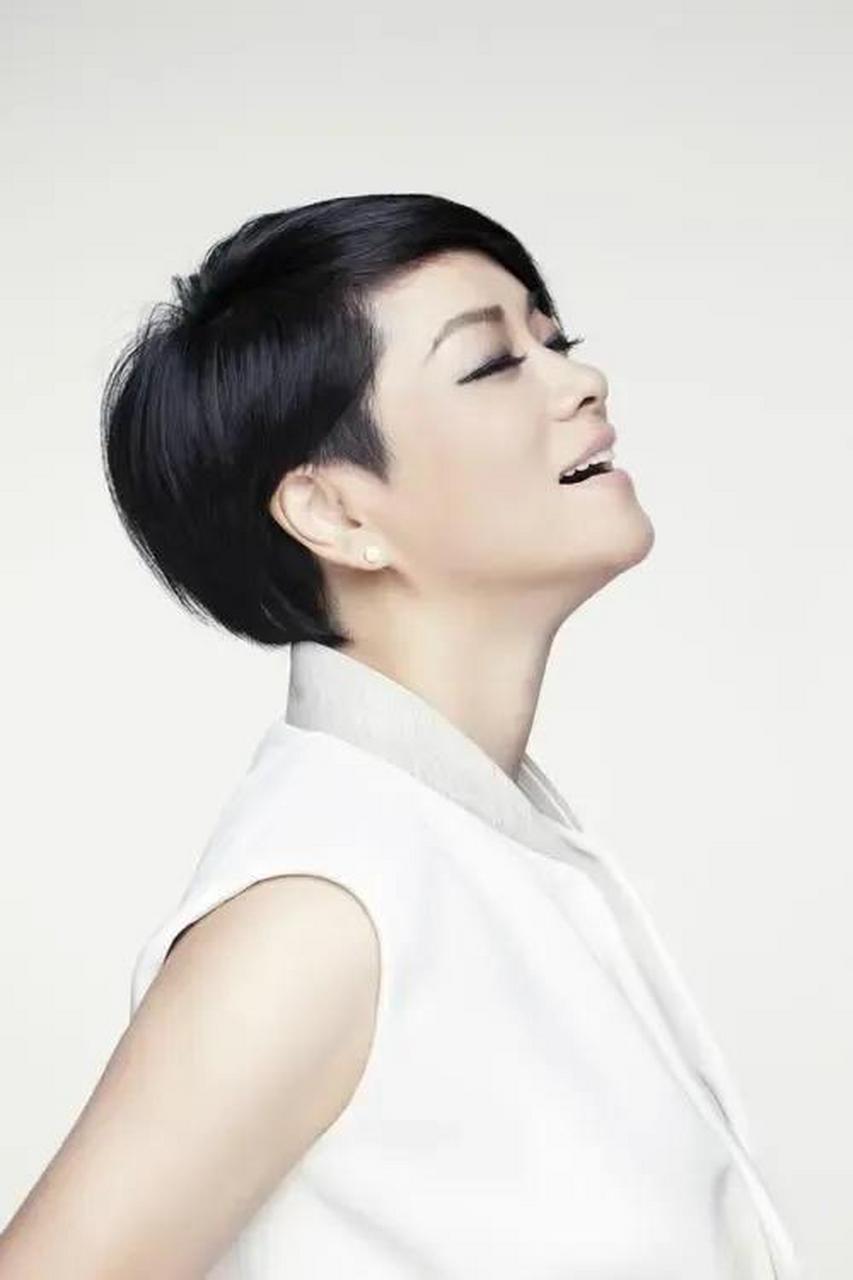 毛阿敏是中国著名的女歌手,她以其深情的演唱风格和出色的唱功而广