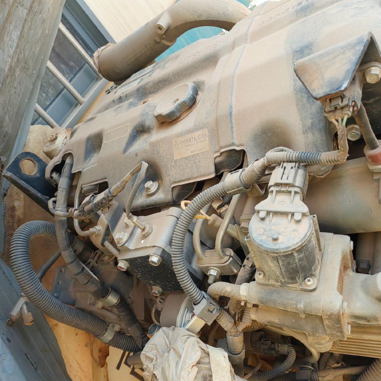 出售三一215,加腾820,三菱4m50发动机一台,9成新