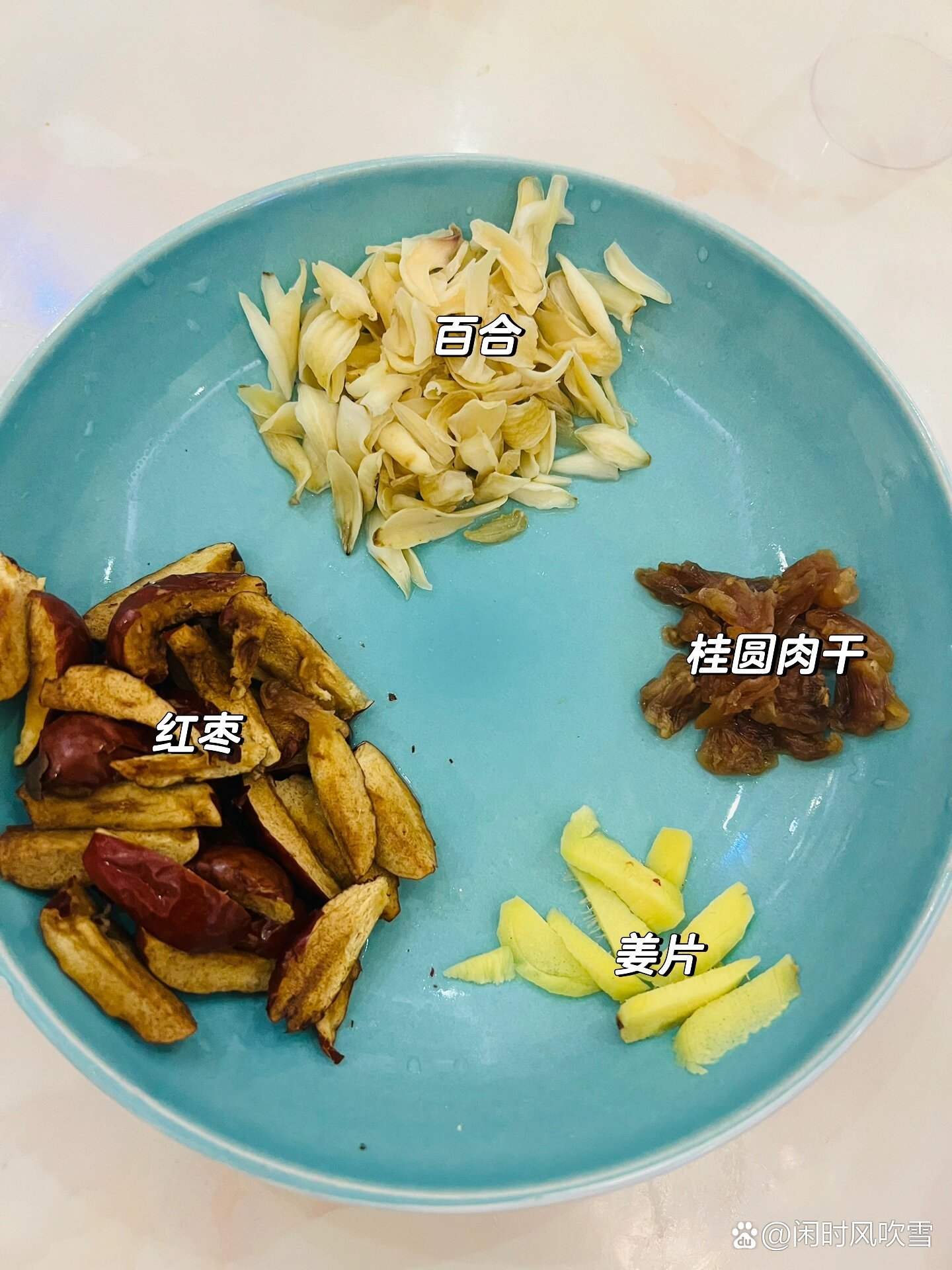 补气血必备-红枣百合桂圆牛奶炖花胶