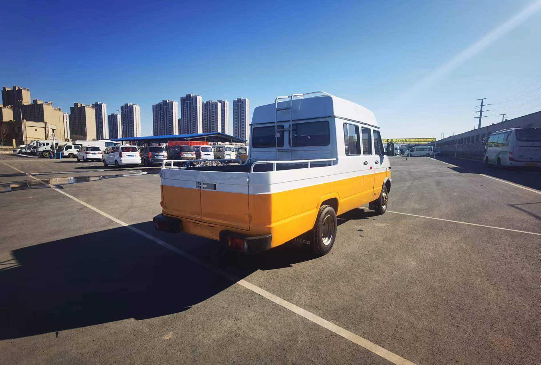 9座:17年依维柯电力工程车,(小专客车)蓝牌9坐,c1可开,柴油2.