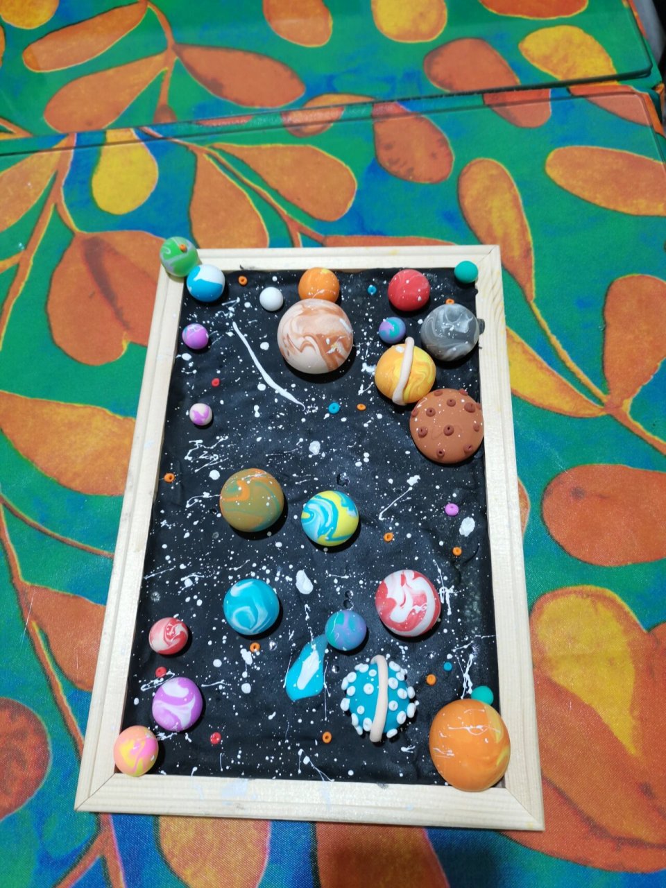 超轻粘土作品《银河系星球98》 材料:超轻粘土,相框,白色水粉颜料