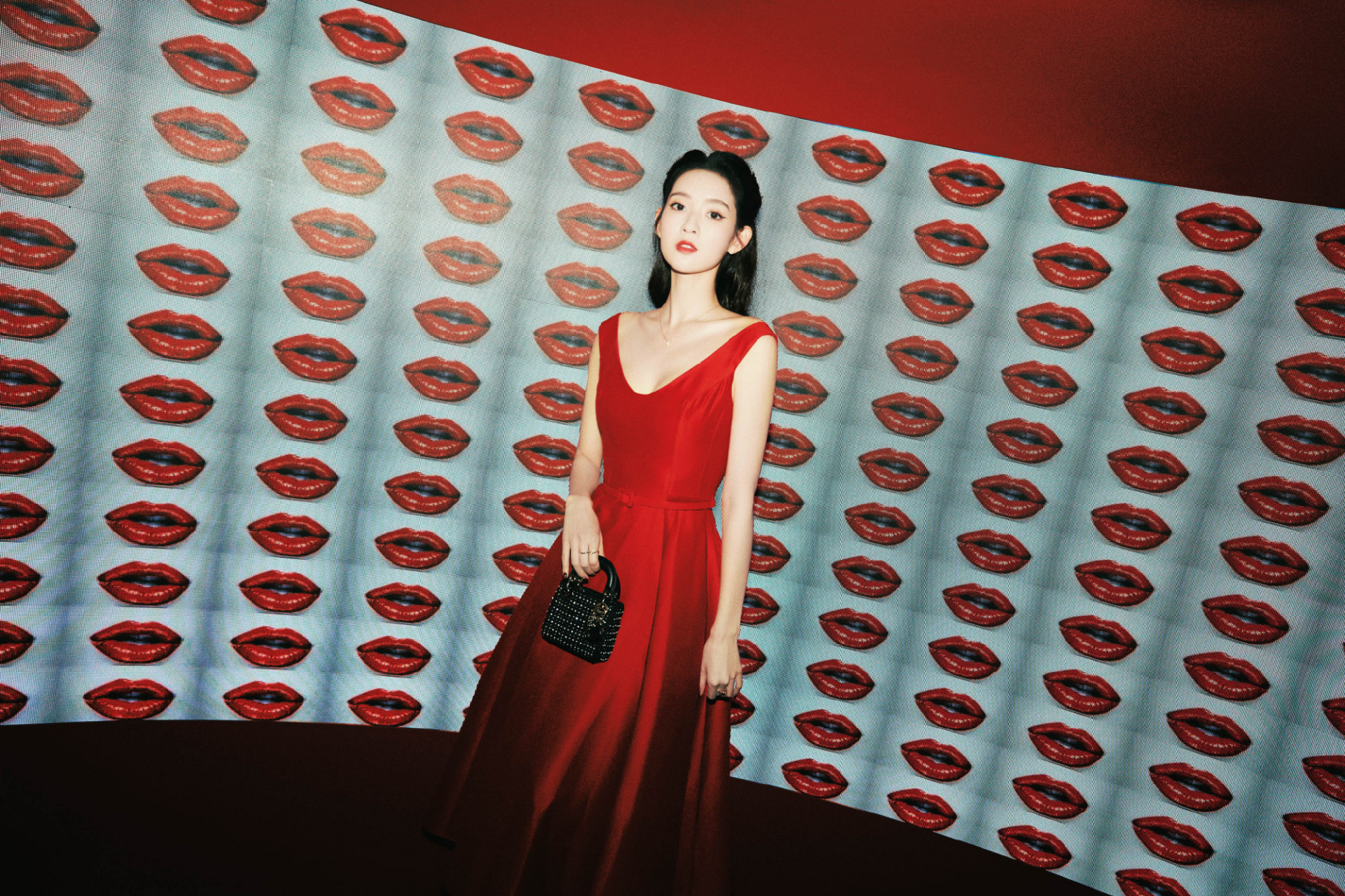 王玉雯吊带裙造型,红裙摇曳,热烈明艳