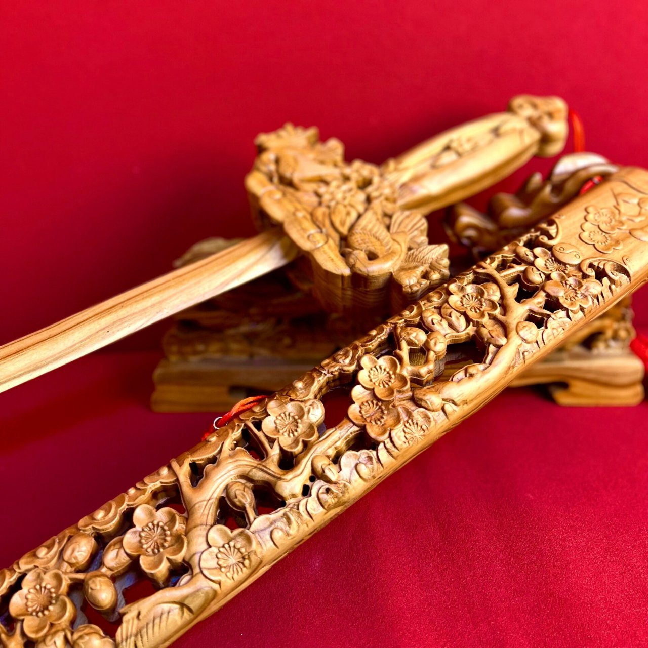 自古以来桃木就有镇什么辟什么的寓意,家中摆放一把桃木宝剑,可以让